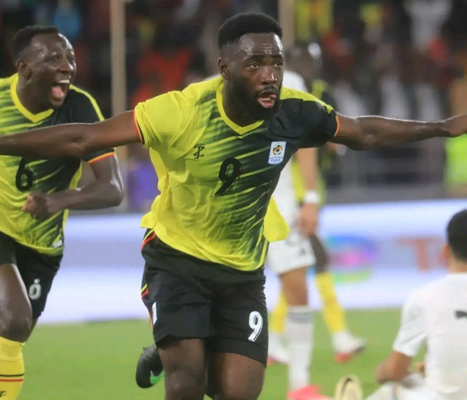 أرنولد فولا يحتفل بهدف الفوز الأوغندي بمرمى ليبيا (الاتحاد الأوغندي)
