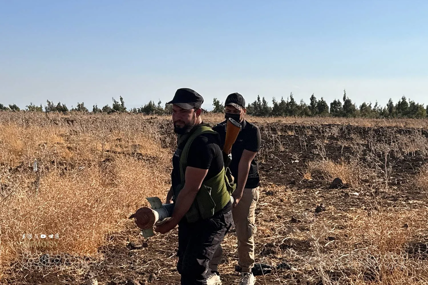 صورة نشرها قوى الأمن الداخلي السوري عن جانب من العملية الأمنية ضد خلية قالت إنها تنتمي إلى «حزب الله» (صفحة قوى الأمن الداخلي السوري على «إكس»)