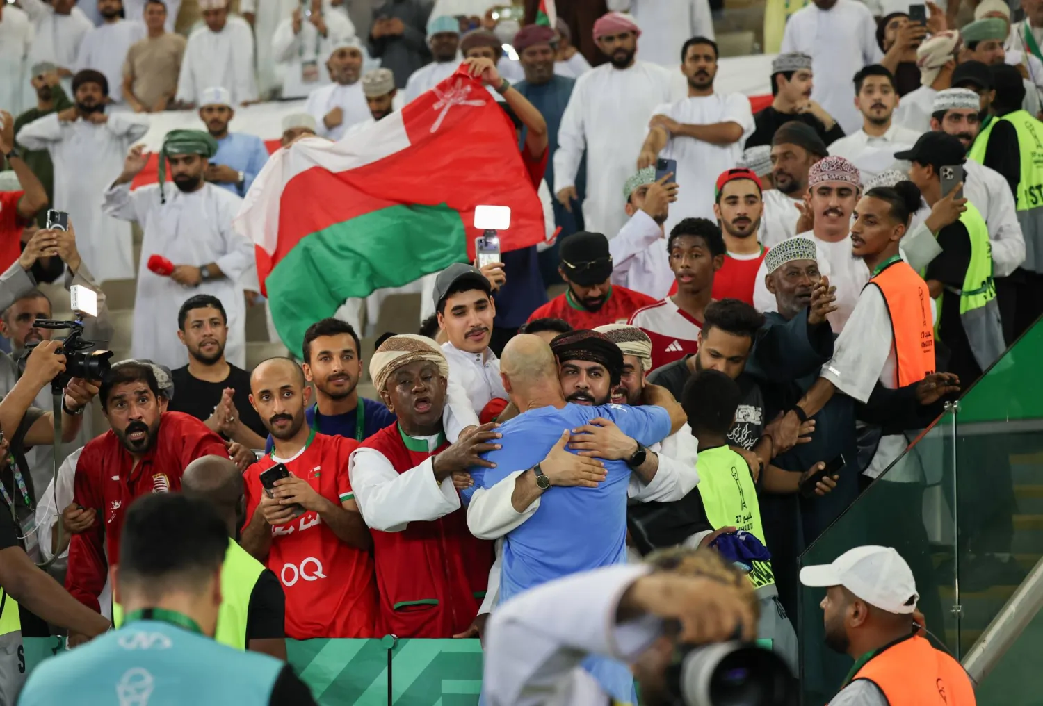 جماهير عمان تحتفل بالفوز المثير على الكويت (تصوير: عدنان مهدلي)