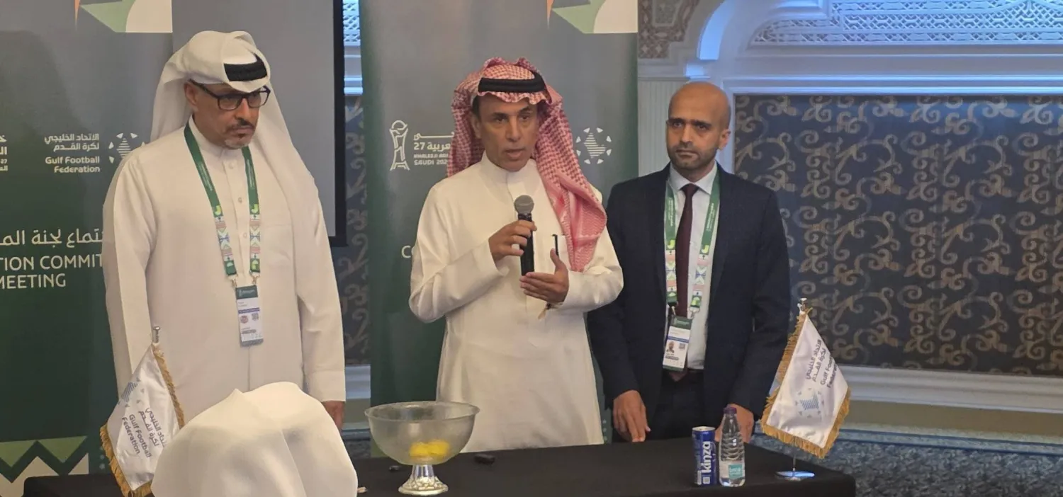الدكتور خالد المقرن قبل لحظات من إجراء القرعة (الشرق الأوسط)