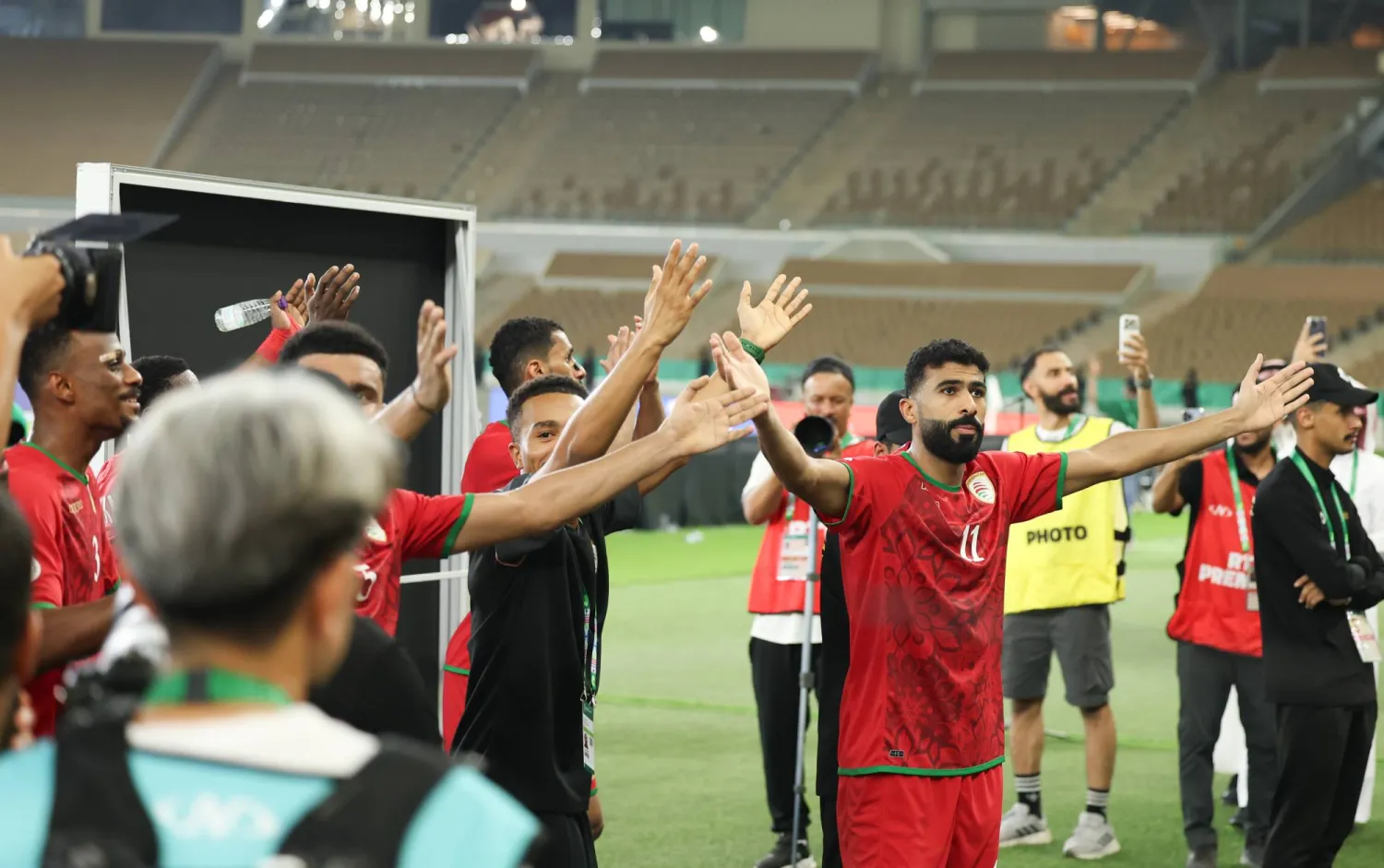 المنتخب العماني احتفل بعد صافرة النهاية قبل اللجوء للقرعة لحسم تأهله (تصوير: عدنان مهدلي) 