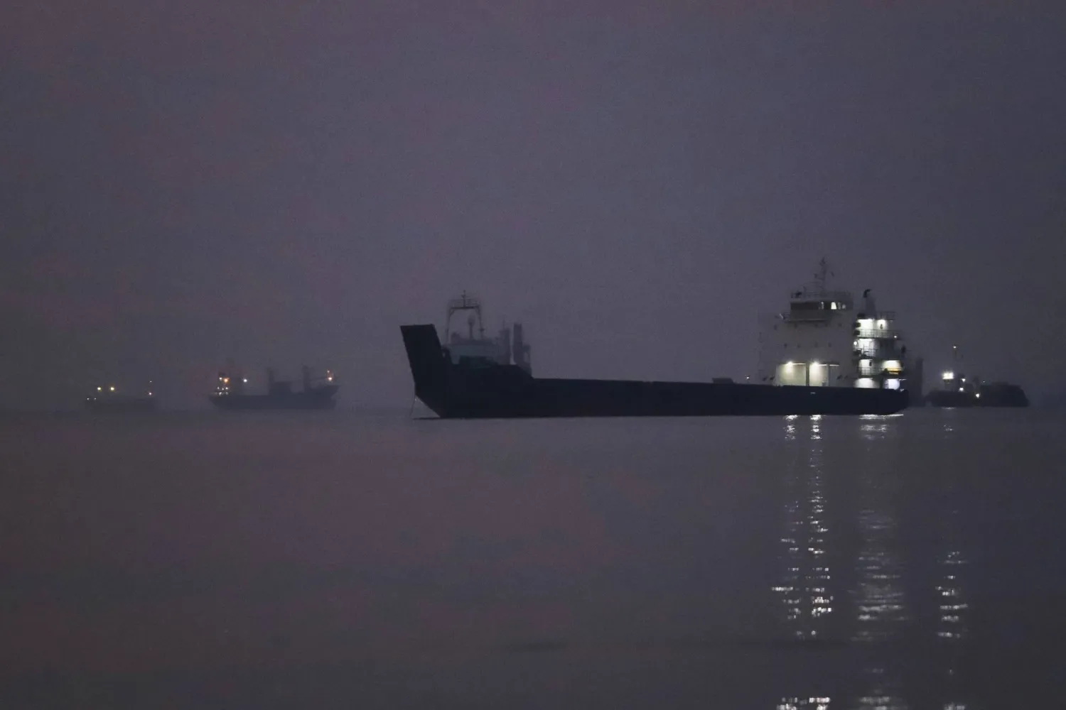  Cargo ships are anchored in the Strait of Hormuz off Bandar Abbas, Iran, before sunrise Monday, Sept. 28, 2026. (Amirhosein Khorgooi/ISNA via AP) 