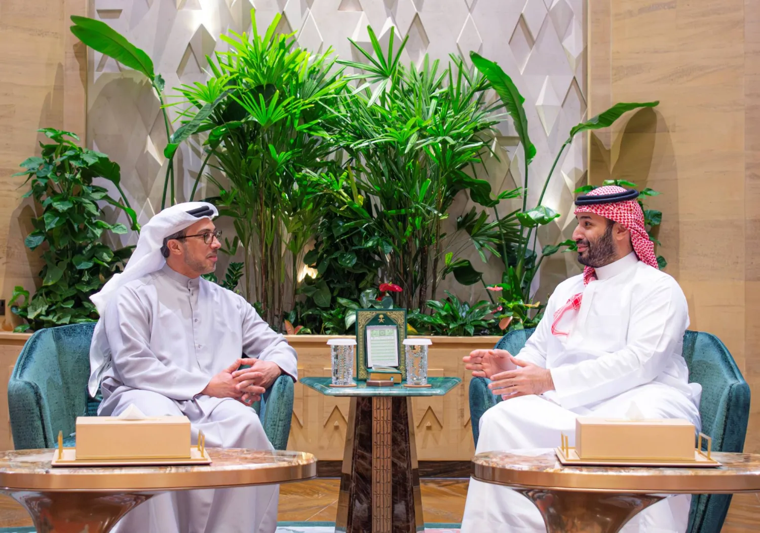ولي العهد خلال لقائه نائب رئيس الإمارات أمس (واس)
