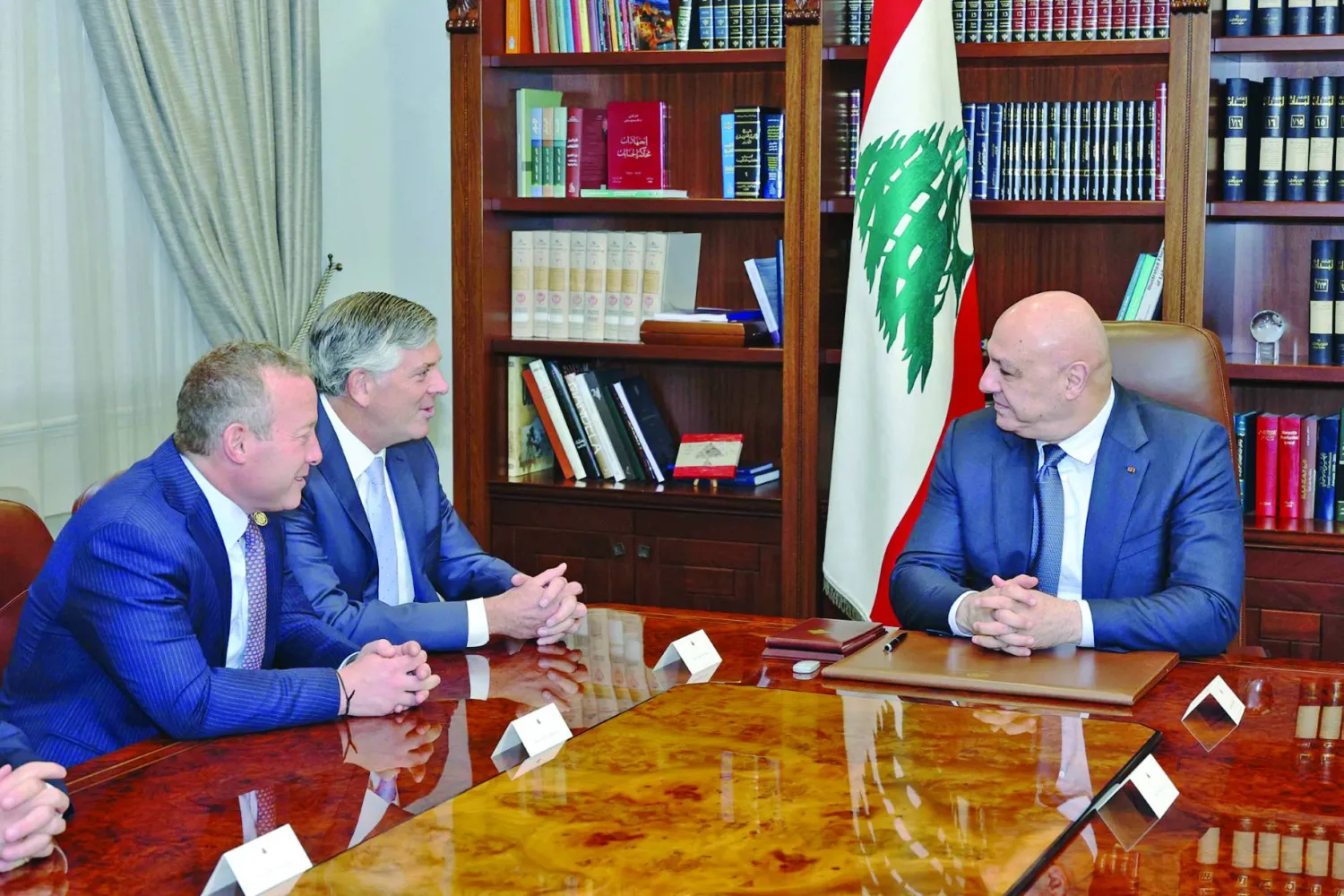 
الرئيس جوزيف عون مستقبلاً عضوي الكونغرس الأميركي دارين لحود وجوش غوتهايمر (الرئاسة اللبنانية)