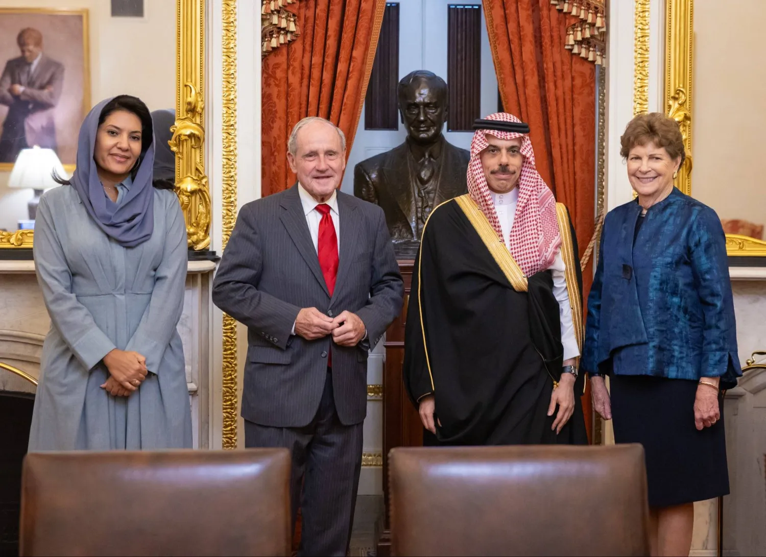 الأمير فيصل بن فرحان خلال لقائه السيناتور جيم ريش والسيناتور جين شاهين في واشنطن بحضور الأميرة ريما بنت بندر («الخارجية» السعودية)
