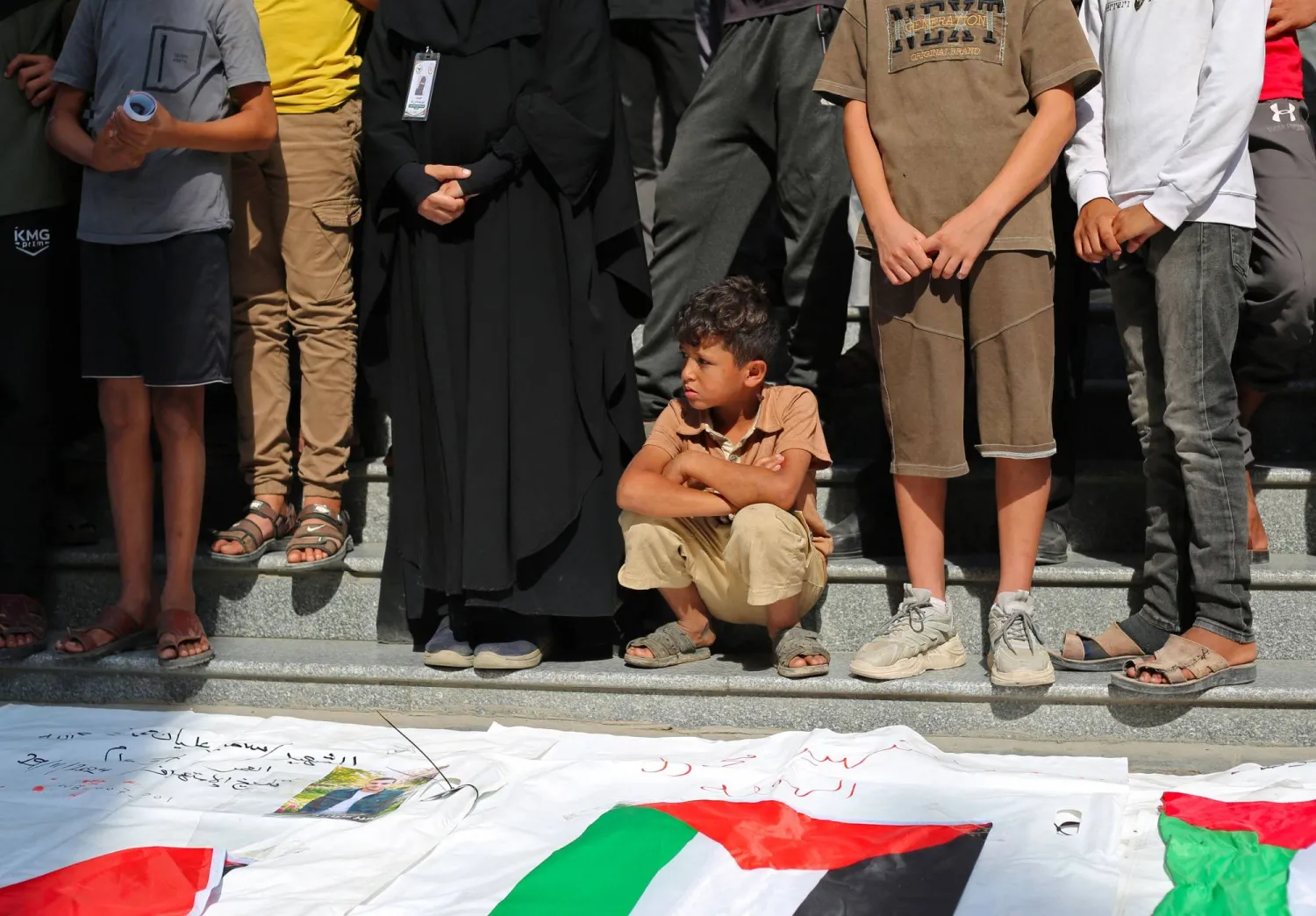 صبي فلسطيني يتبع المشيعين في جنازة جماعية في مخيم النصيرات للاجئين وسط قطاع غزة (أ.ف.ب)