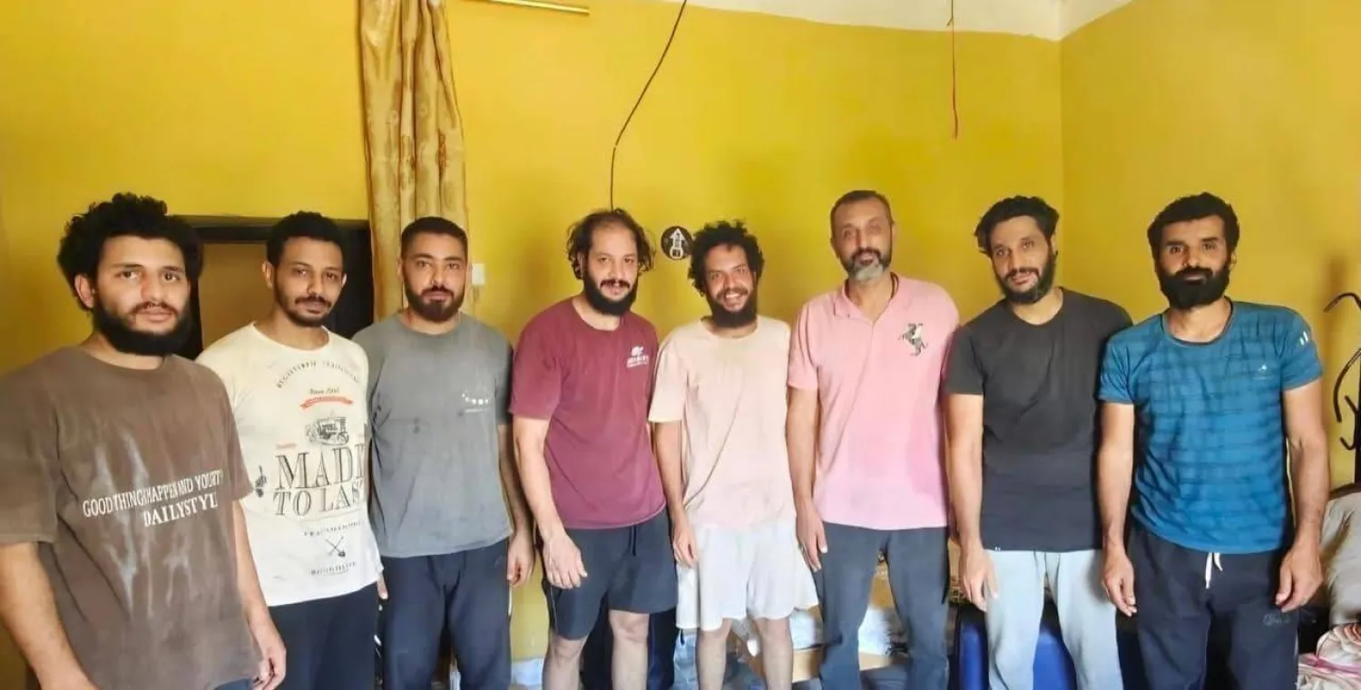 البحارة المصريون عقب تحريرهم الأربعاء (صفحة وزارة الخارجية المصرية على «فيسبوك») 