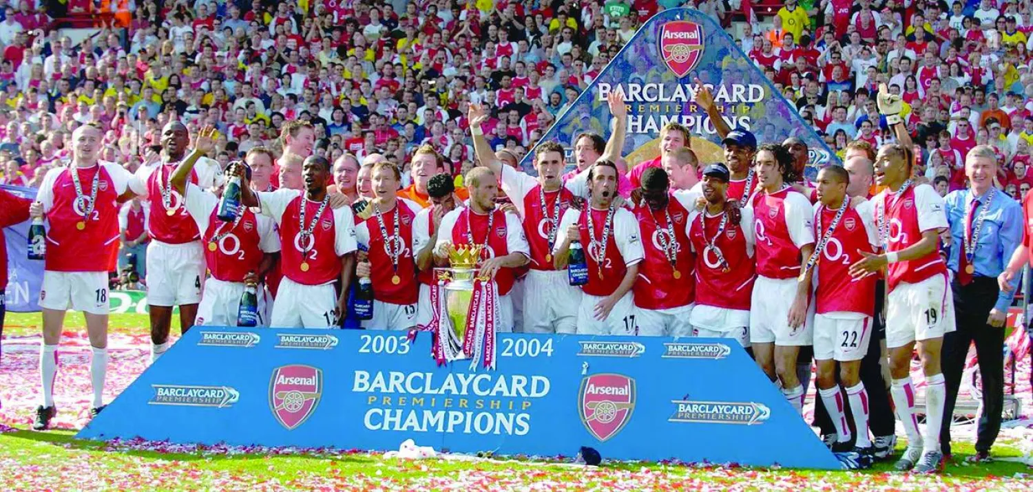 
آرسنال بقيادة أرسين فينغر يتوَّج بلقب الدوري الإنجليزي موسم 2003 - 2004 من دون أي خسارة (إ.ب.أ)