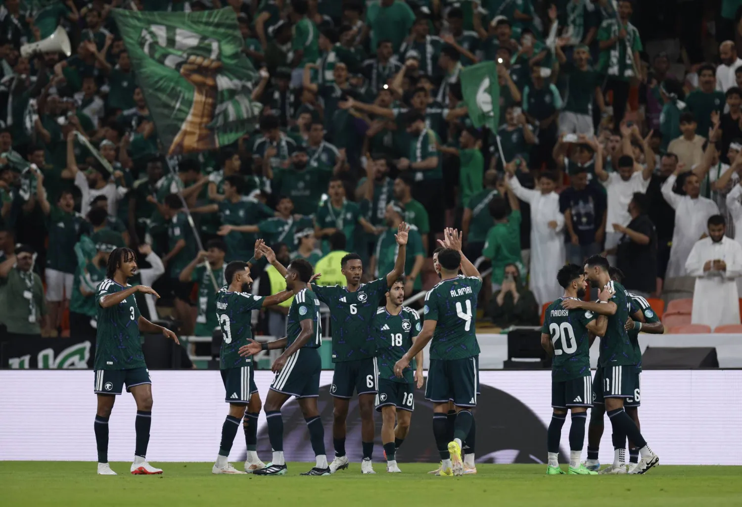 لاعبو السعودية يحتفلون بالتأهل (رويترز)