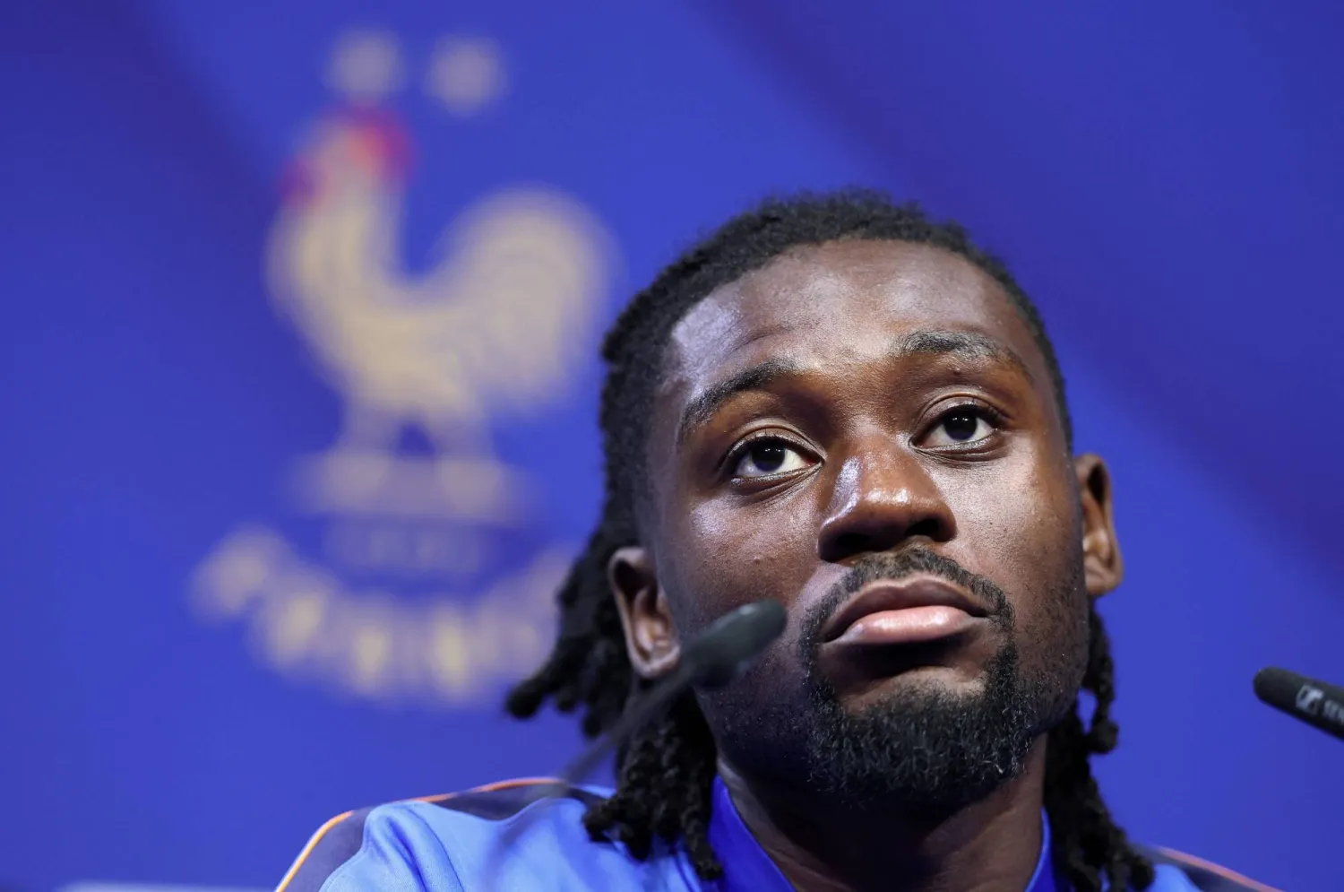 مانو كونيه خلال مؤتمر صحافي مع منتخب فرنسا، استعداداً لمواجهة إيطاليا في دوري الأمم الأوروبية (أ.ف.ب)