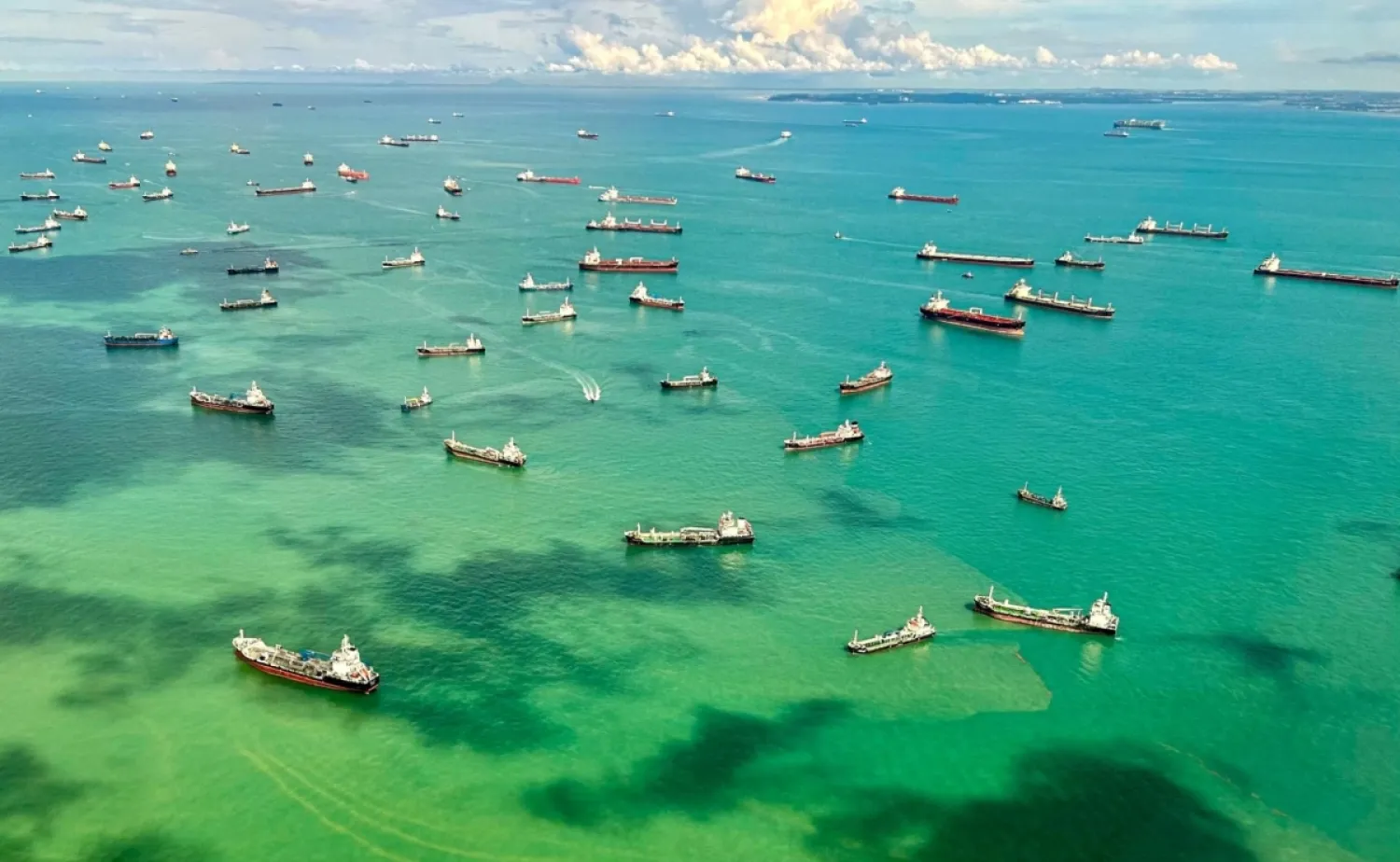 Ticari uçaktan çekilen bir fotoğraf, Singapur'da boğaz boyunca demirlemiş kargo gemilerini gösteriyor, 7 Nisan 2025(AFP)