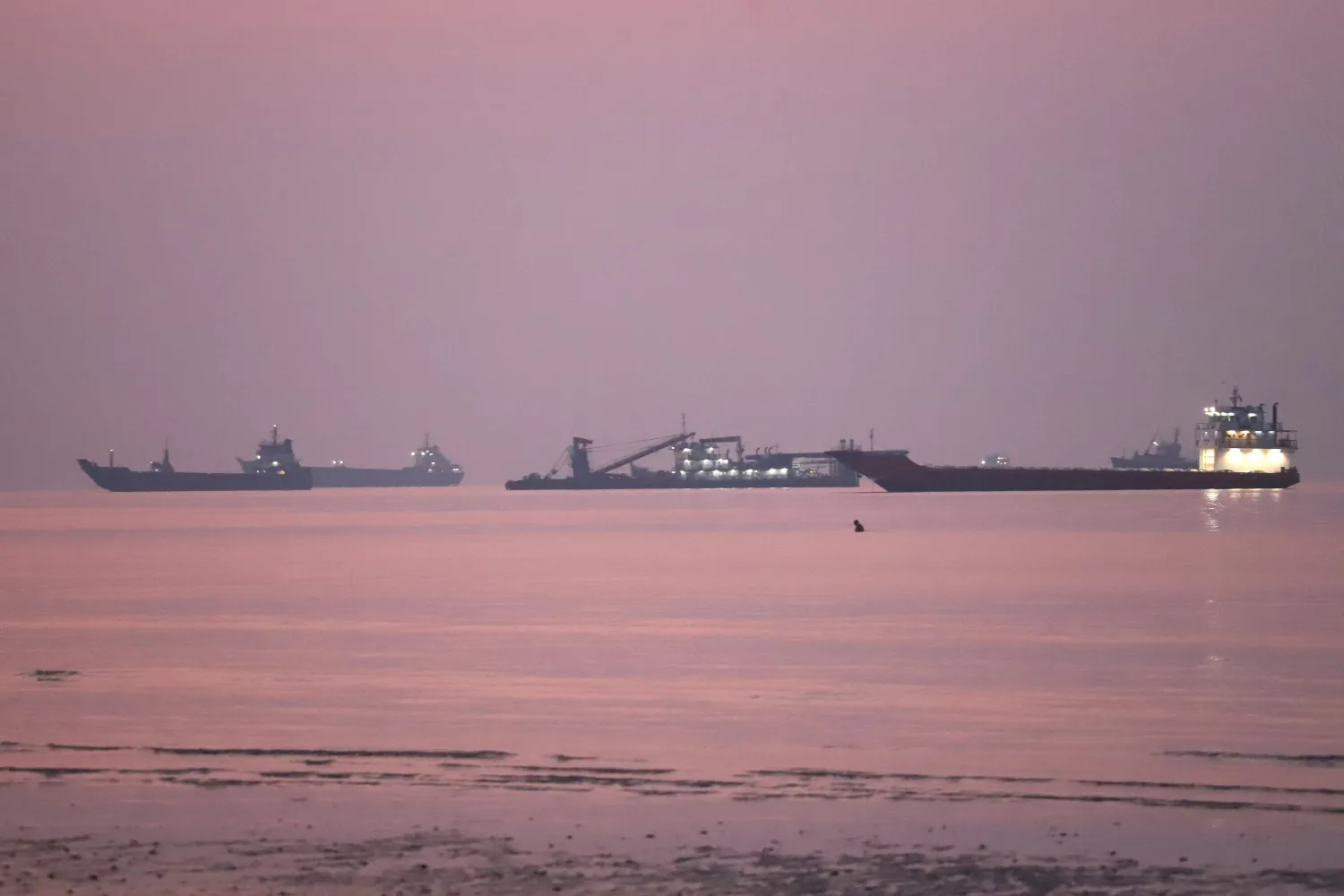 Vessels in the Strait of Hormuz near the beach of Bandar Abbas, Iran, September 28, 2026. Amirhosein Khorgooi/ISNA/via WANA (West Asia News Agency) via REUTERS