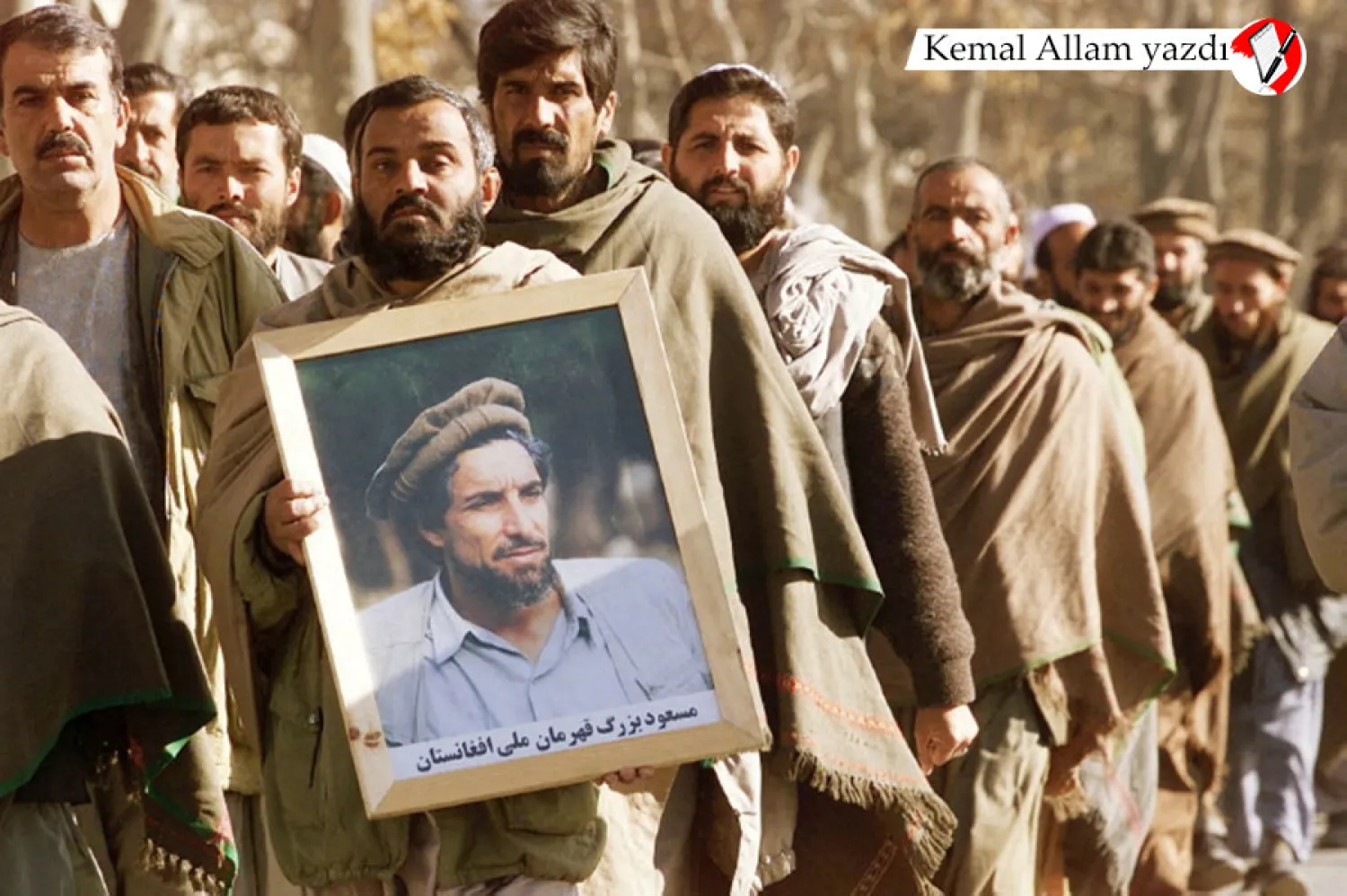 Ahmed Şah Mesud, Afganistan'daki karargahında basına verdiği bir röportaj sırasında ​​gülümsüyor, 28 Haziran 2001 (AFP)