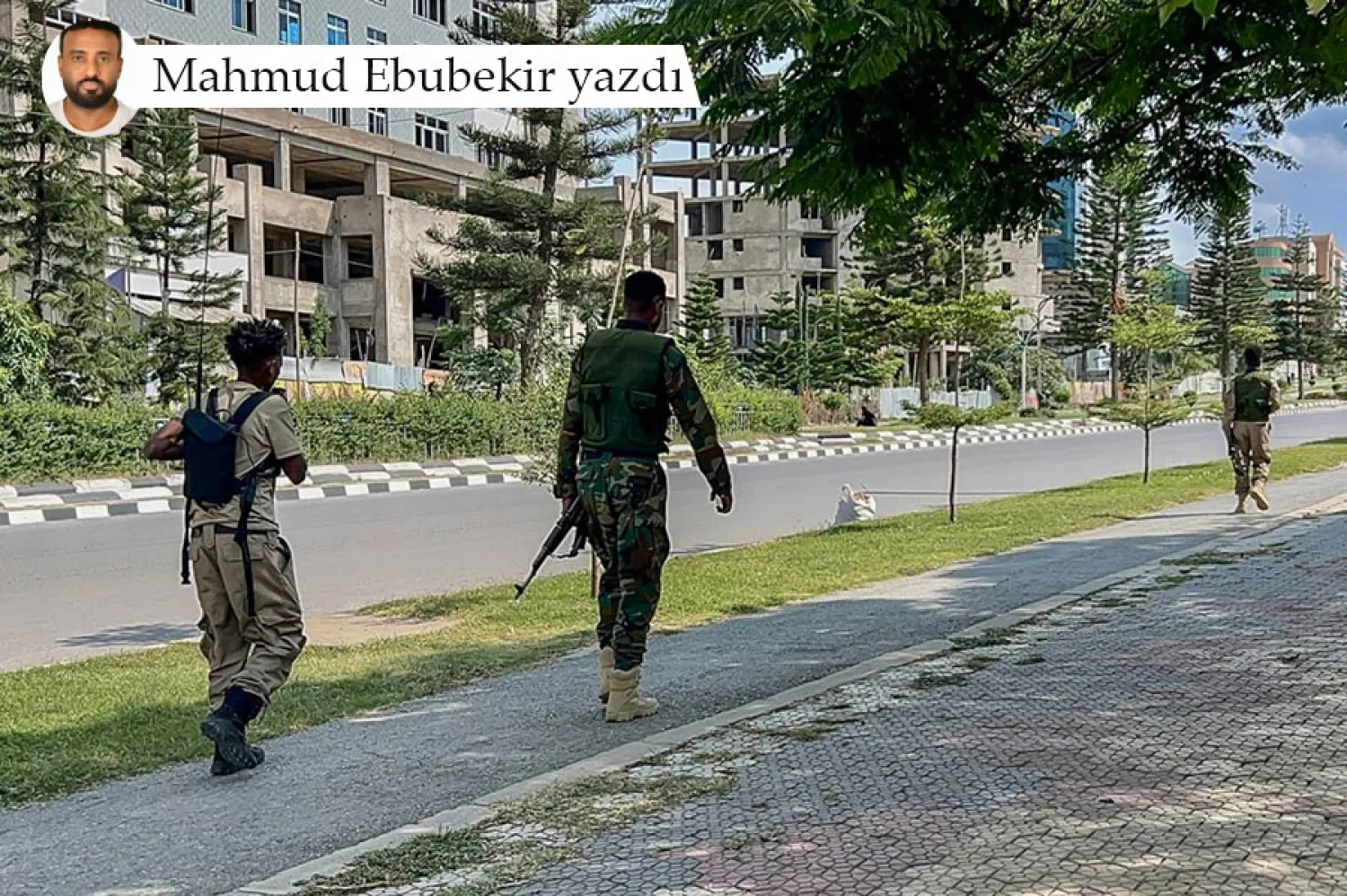 Mekelle kentindeki bir ana caddede yürüyen Tigray Halk Kurtuluş Cephesi mensupları, 23 Eylül 2026 (AFP)