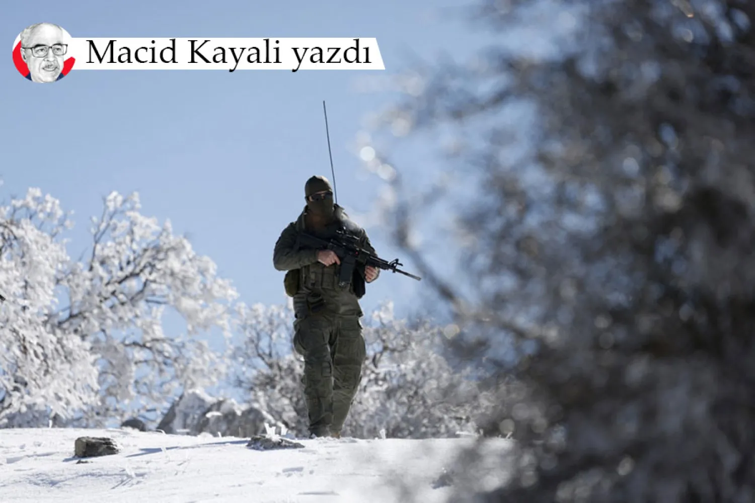 İsrail tarafından ilhak edilen ve Lübnan ile Suriye sınırında bulunan Golan Tepeleri'ndeki Hermon Dağı'nda devriye gezen bir İsrail askeri, 15 Ocak 2026 (AFP)