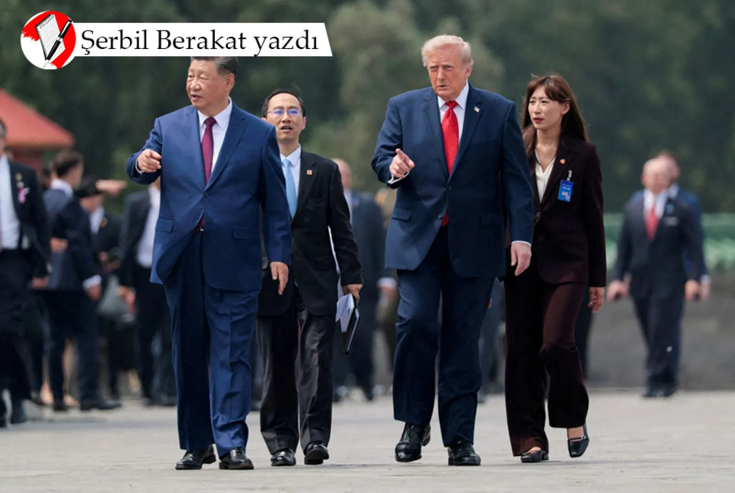ABD Başkanı Donald Trump ve Çin Devlet Başkanı Şi Cinping, Pekin'deki Cennet Tapınağı turu sırasında birlikte yürüyorlar, 14 Mayıs 2026 (Reuters)