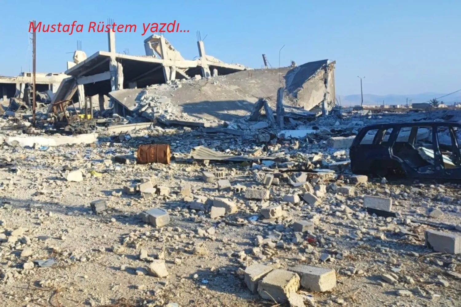 Humus kırsalındaki el-Kusayr kentinde Hizbullah’a ait tahrip olmuş bir karargâh (Independent Arabia)