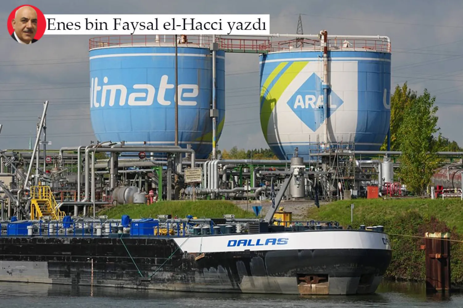 Almanya’nın Gelsenkirchen kentinde, dizel, benzin ve kalorifer yakıtının üretildiği Klesch Petrol Rafinerisi’nin tanker parkında demirlemiş bir tanker, 2 Ekim 2026 (AP)