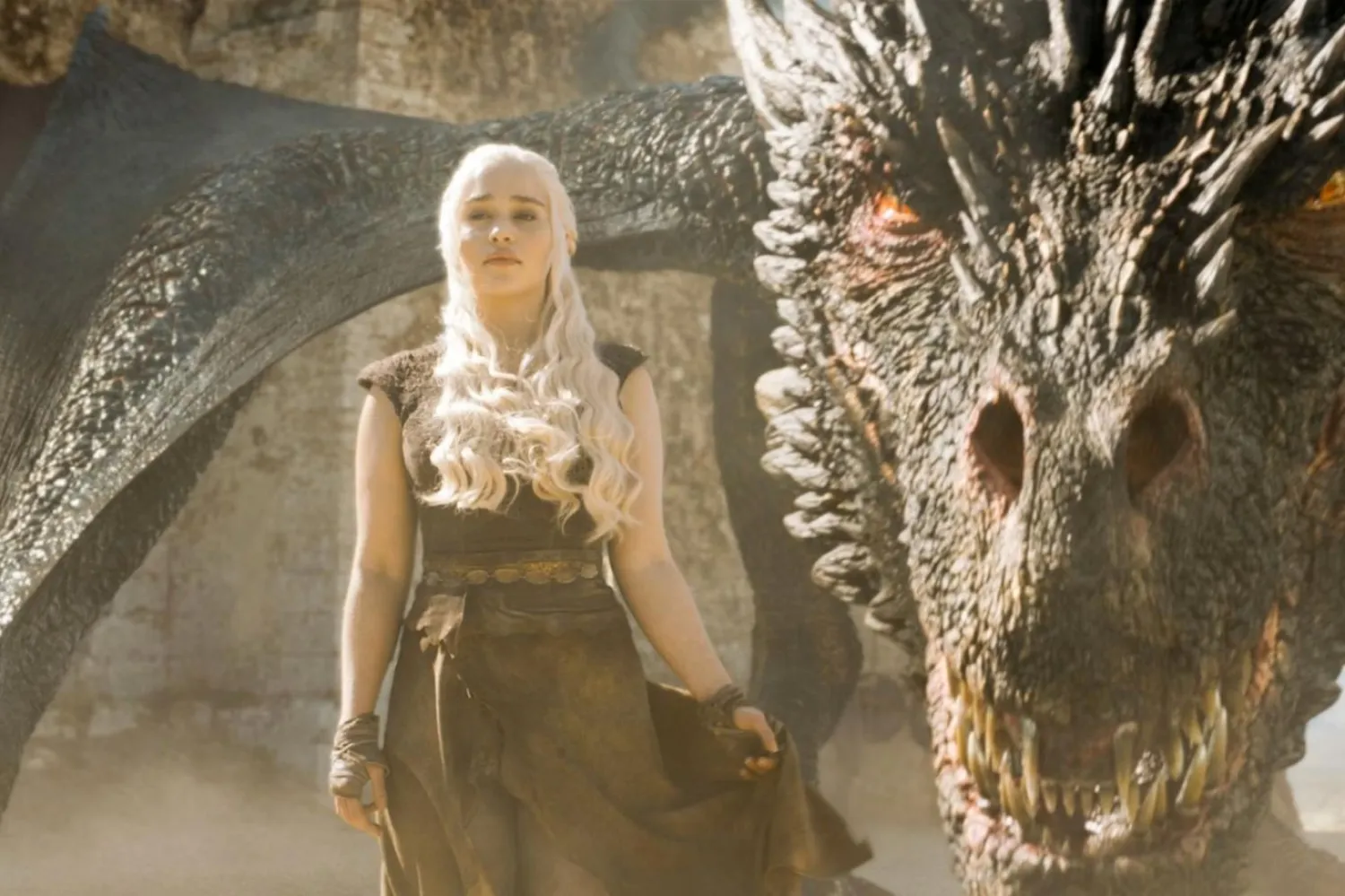 39 yaşındaki Emilia Clarke, Game of Thrones'da Khaleesi diye de bilinen Daenerys Targaryen'i canlandırmış, bu performansıyla 4 kez Emmy Ödülü'ne aday gösterilmişti (HBO)