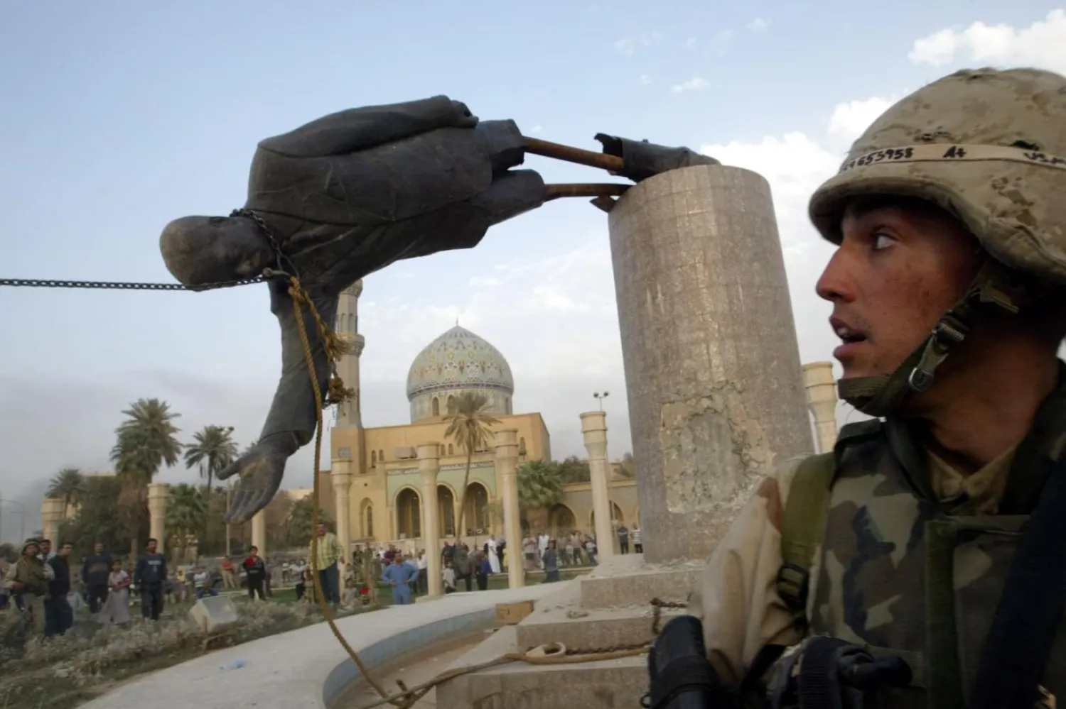 Bağdat'ın Firdevs Meydanı'ndaki Saddam Hüseyin heykeli Nisan 2003'te yıkılmıştı (Reuters)