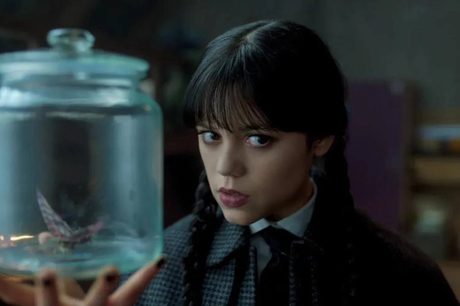 Kariyerine çocuk yaşta başlayan ve komedi dizisi Jane the Virgin'le şöhrete ulaşan 24 yaşındaki Jenna Ortega, Wednesday Addams rolündeki performansıyla hem Altın Küre hem de Emmy'ye aday gösterildi (Netflix) 