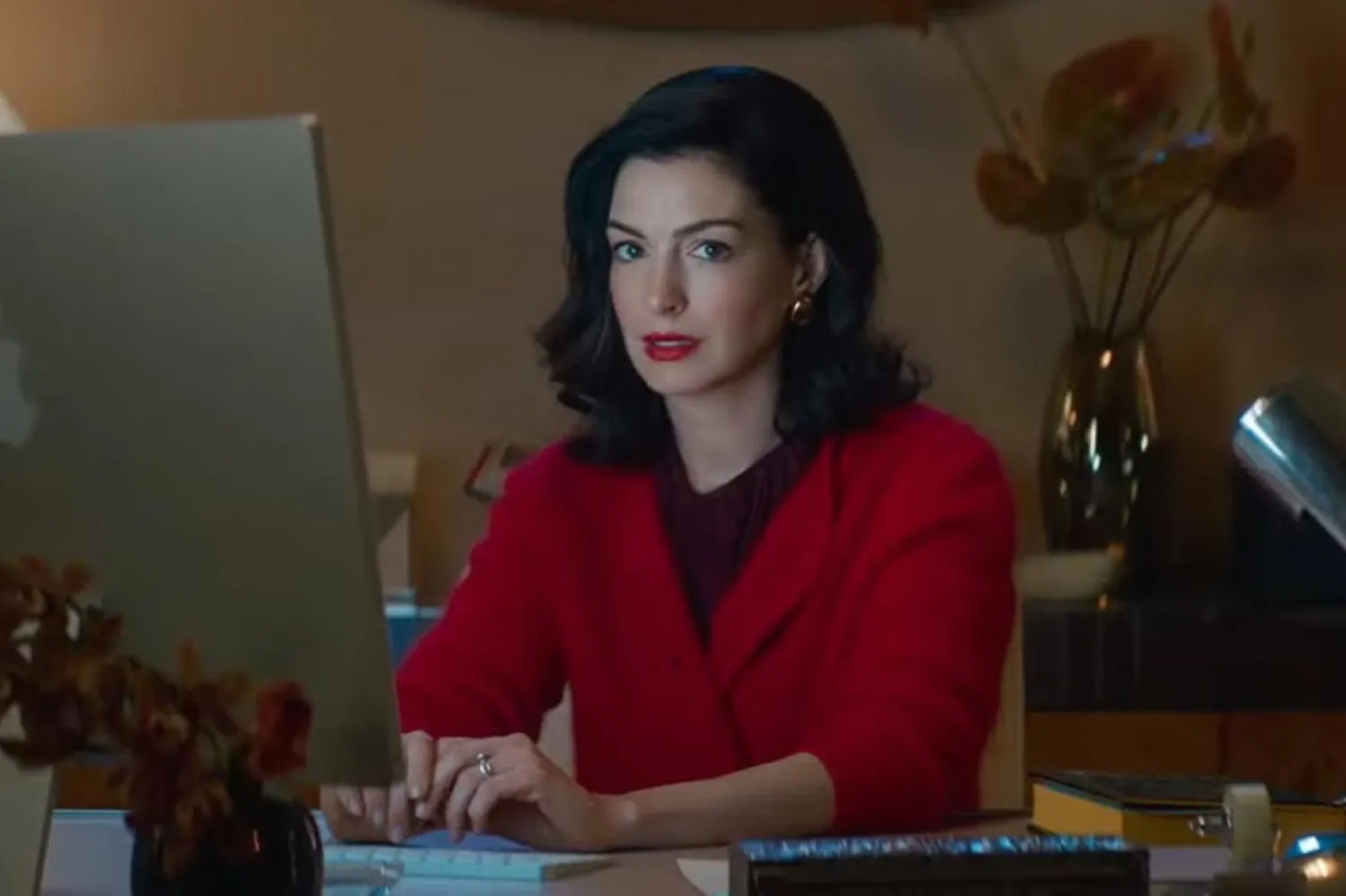 43 yaşındaki Anne Hathaway, Colleen Hoover'ın çok satan romanından uyarlanan Verity: Gerçeğin Diğer Kıyısı'nda geçirdiği gizemli bir kaza sonucunda felç olan ünlü gerilim romanı yazarı Verity Crawford rolünde (Amazon MGM Studios / Sony Pictures Releasing International)