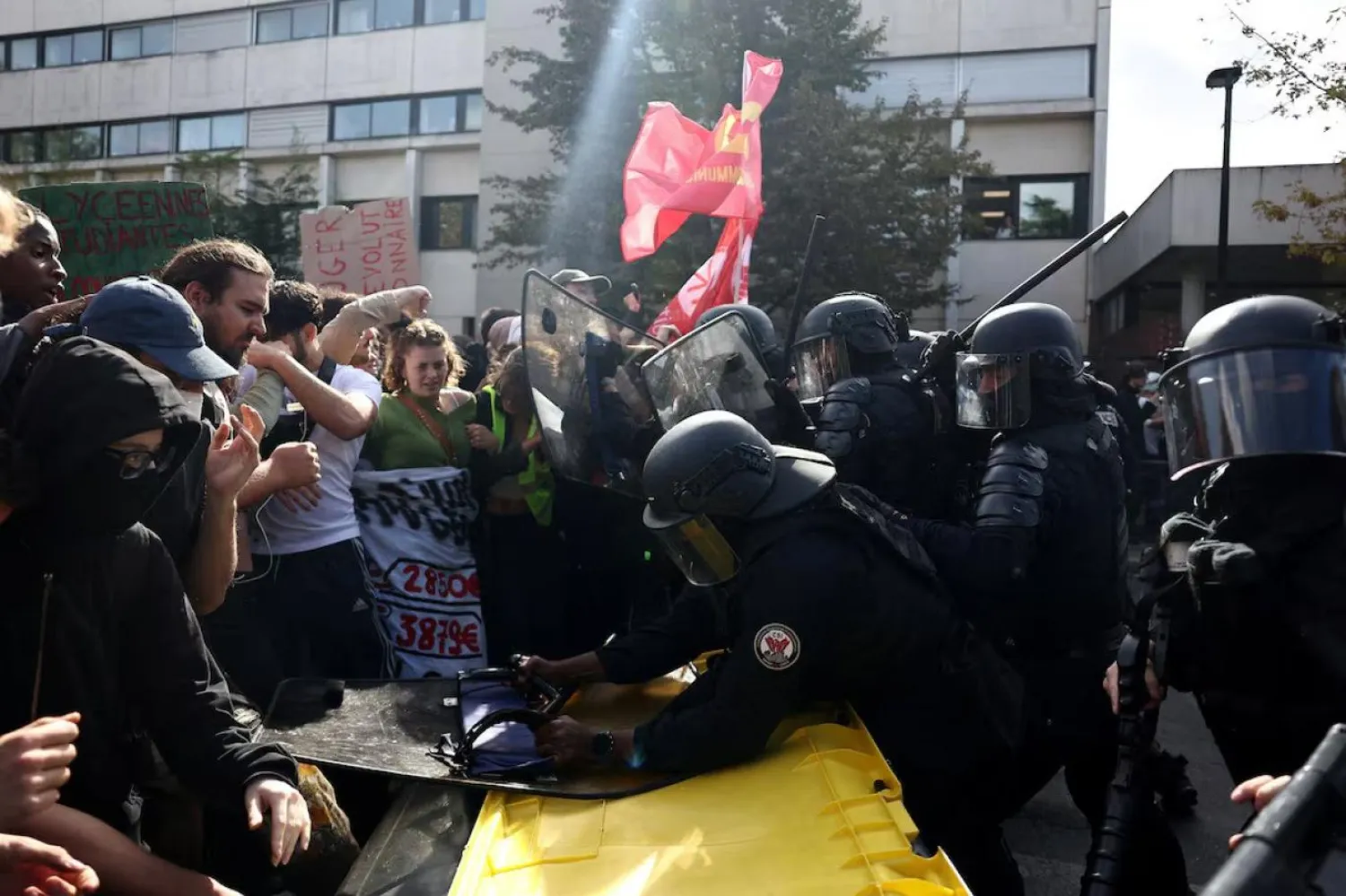 Gösterilerde eylemcilerle polis arasında sert çatışmalar çıktı (Reuters)