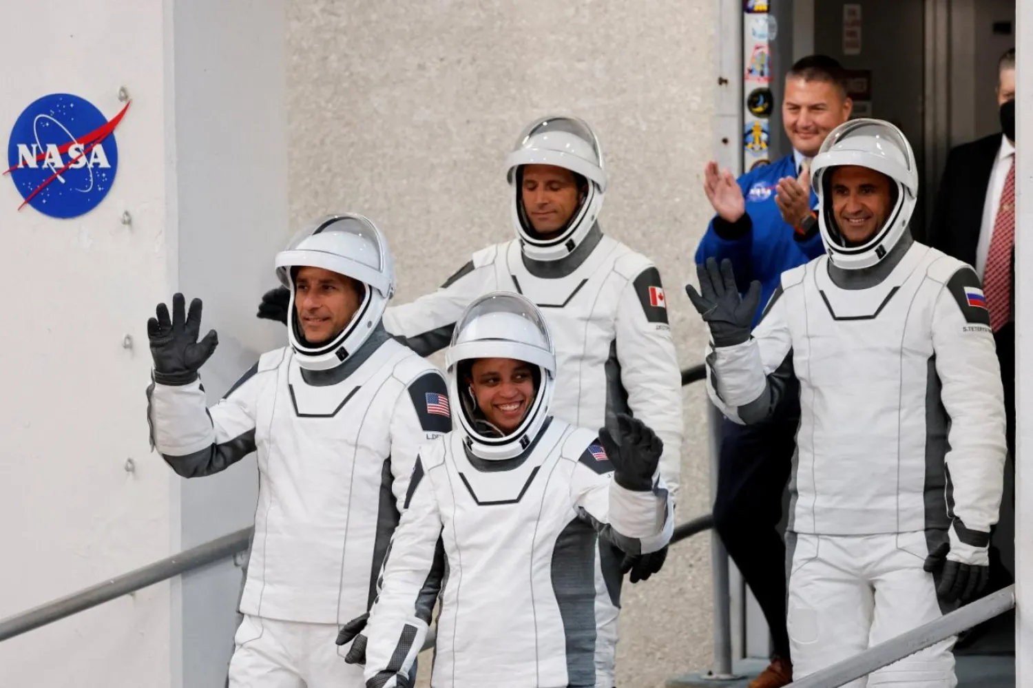 NASA'nın SpaceX Crew-13 mürettebatı üyeleri CSA (Kanada Uzay Ajansı) astronotu Joshua Kutryk, NASA astronotları Luke Delaney'yle Jessica Watkins ve Roskosmos kozmonotu Sergey Teteryatnikov, 1 Ekim'de Florida'daki Cape Canaveral'dan yapılan fırlatma öncesinde (Reuters)