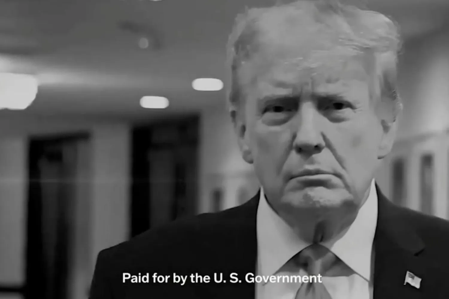 Trump'ın, askeri görüntülerin ve övgü dolu ifadelerin yer aldığı, vergi mükelleflerinin parasıyla finanse edilen reklamlar ara seçimler öncesinde ülke genelinde yayımlanıyor. Reklamlar arasında "Tanrı Trump'ı yarattı" iddiasını taşıyanlar da var (Beyaz Saray)