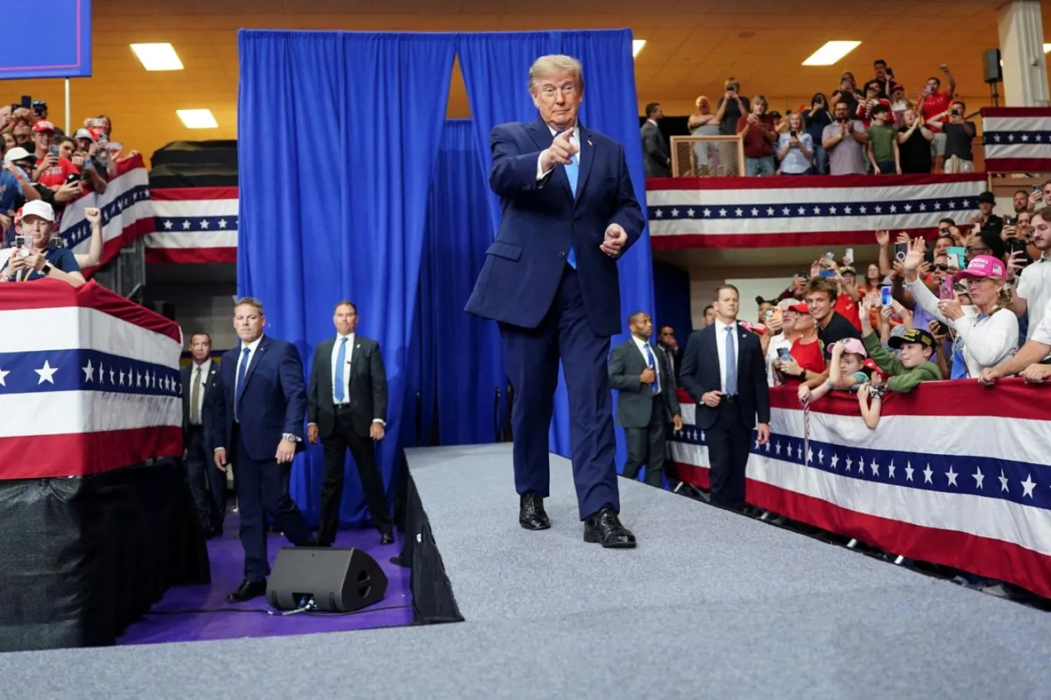 ABD Başkanı Donald Trump, 3 Ekim 2026'da ABD'nin Ohio eyaletine bağlı Vandalia'daki Butler Lisesi'nde düzenlenen mitingde yürürken el hareketleri yapıyor. Trump, destekçilerine kendi bölgelerinde veri merkezi inşasına karşı çıkmamaları gerektiğini söyledi (Reuters)