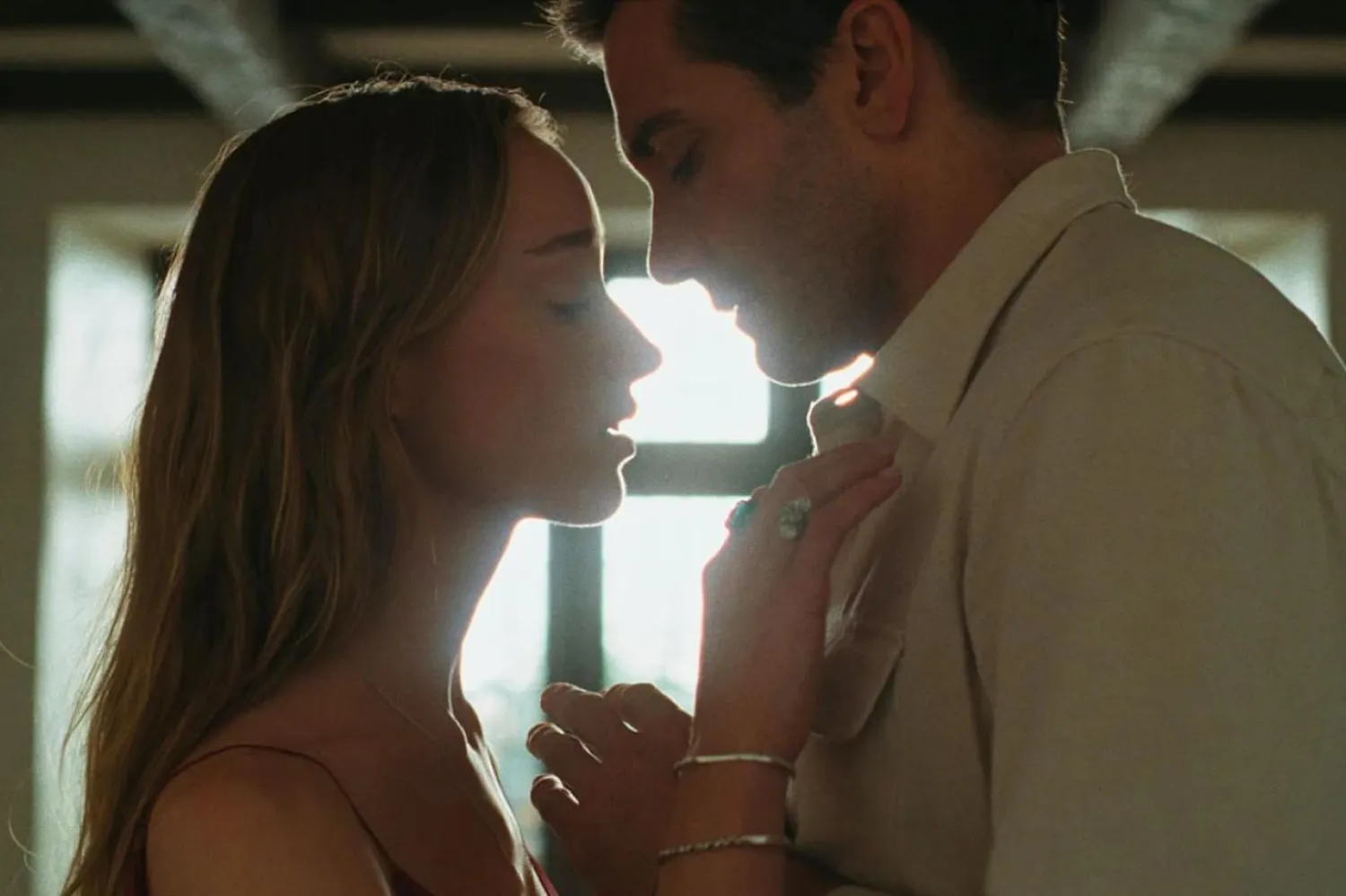 Benimle Kal'da Oscar adayı Jake Gyllenhaal'a Bridgerton'la yıldızı parlayan 31 yaşındaki Phoebe Dynevor eşlik ediyor (Warner Bros. Pictures)