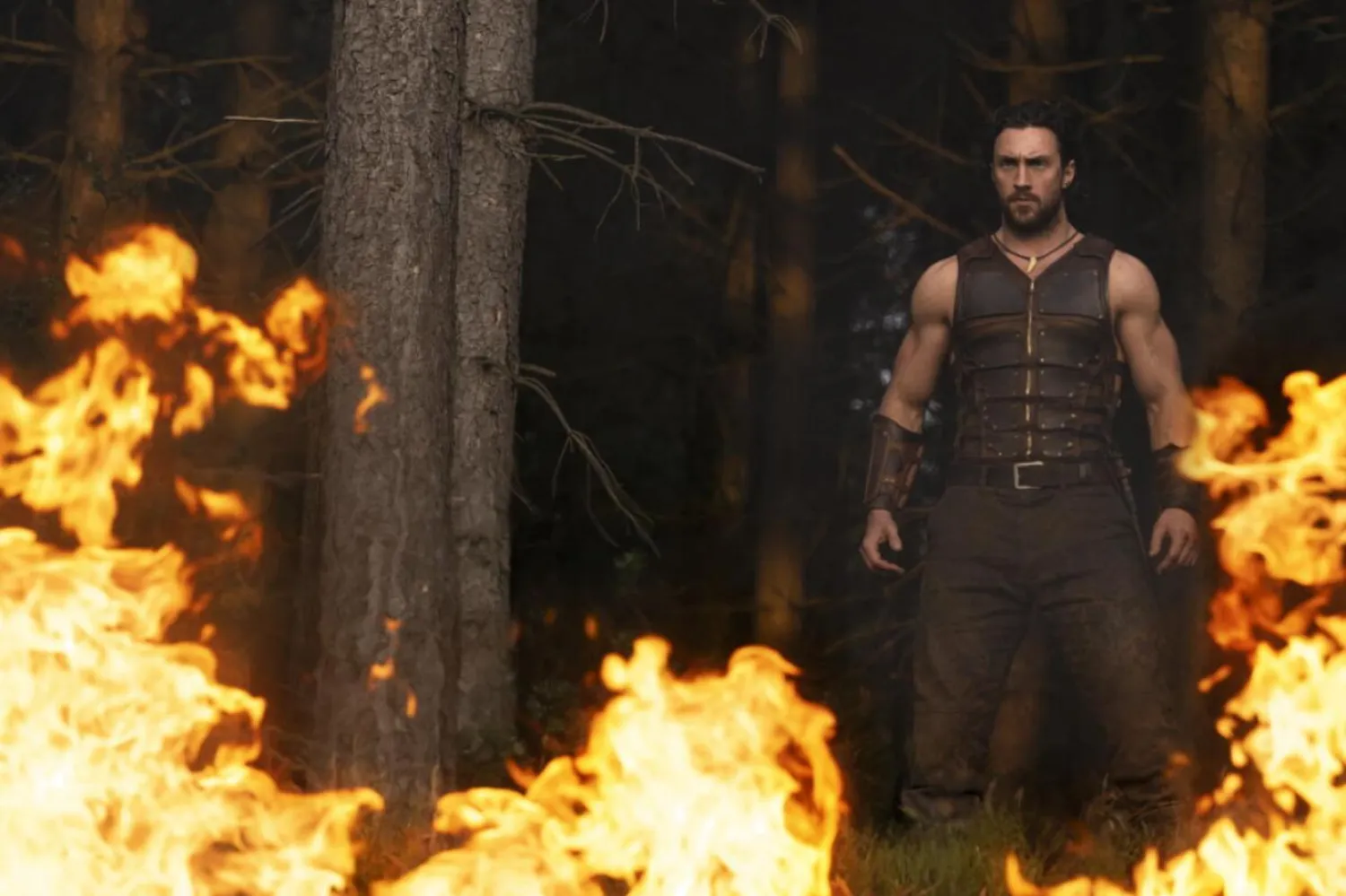 Avcı Kraven'ın başrolünde yer alan 36 yaşındaki Aaron Taylor-Johnson, karakterin çizgi romanlardaki görünümüne sadık kalabilmek için yaklaşık 18 kilo kas kütlesi kazanarak 90 kiloya çıkmıştı (Sony Pictures Releasing)