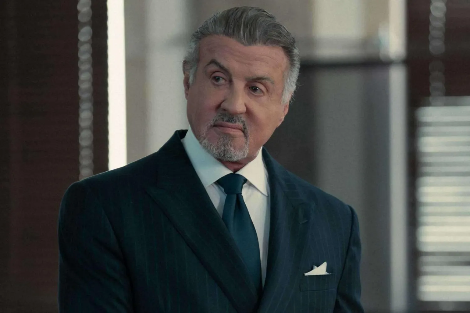 80 yaşındaki Sylvester Stallone'un başrolünde yer aldığı Tulsa King, 25 yıl hapis yattıktan sonra tahliye olan eski gangster Dwight Manfredi'nin sıfırdan yeni bir suç imparatorluğu kurma mücadelesini konu alıyor (Paramount+)
