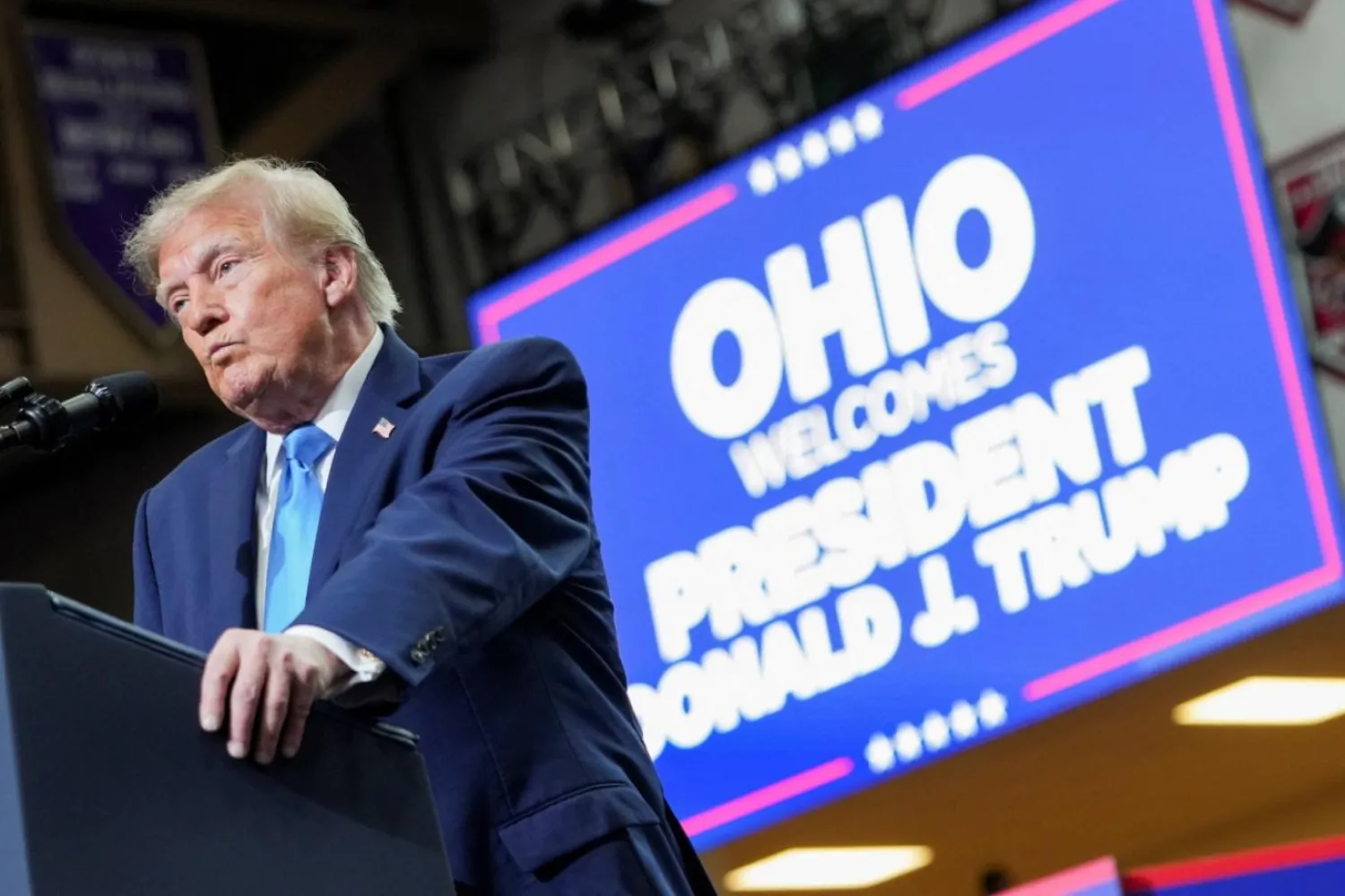Haberlerde ABD Başkanı Donald Trump'ın 3 Ekim'de miting düzenlediği Ohio'daki 4 bin 500 kişilik lise spor salonunda boş alanlar olduğu belirtildi. Bu durum, Trump'ın binlerce kişinin geri çevrildiği yönündeki iddialarıyla doğrudan çelişiyordu (Reuters)