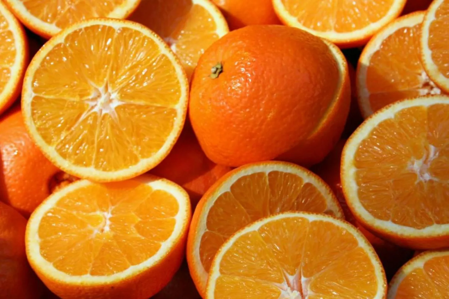 Küçük bir portakal (120 g) yaklaşık 62 mg C vitamini içeriyor (Unsplash)