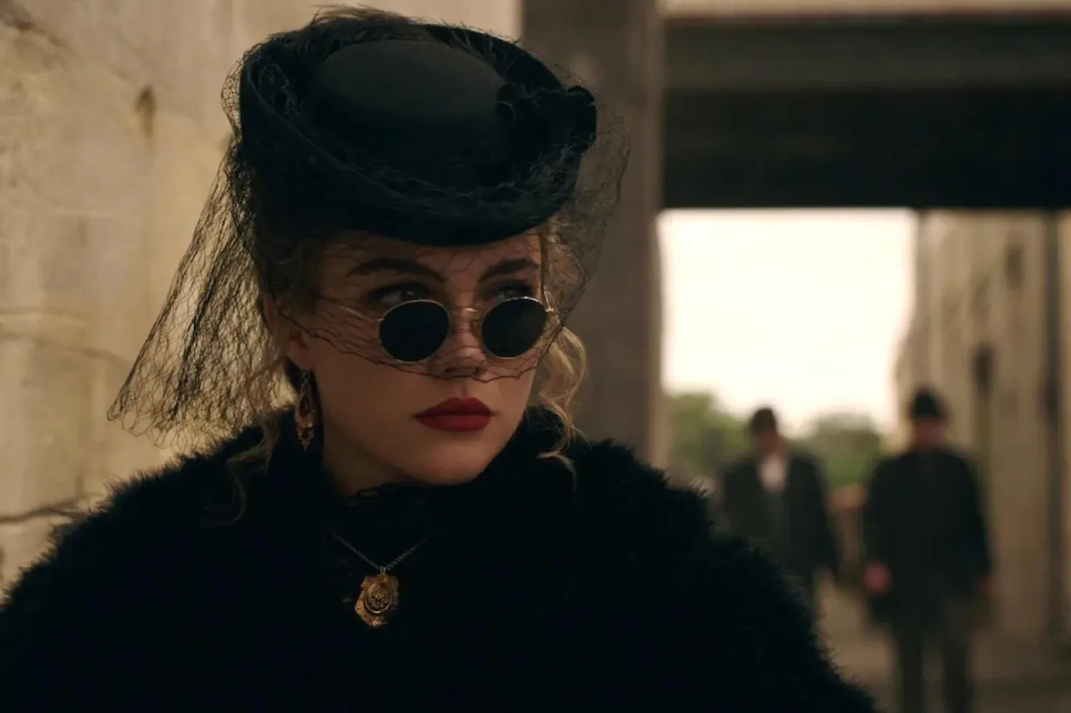 Thunderbolts* ve Ritüel'le (Midsommar) tanınan 30 yaşındaki Florence Pugh, John Steinbeck'in aynı adlı klasik romanından uyarlanan Cennetin Doğusu'nda manipülatif Cathy Ames rolünde (Netflix)