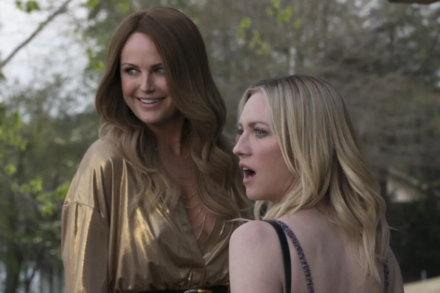 The Hunting Wives, Boston'dan ailesiyle birlikte Teksas'ın muhafazakar ve küçük bir kasabasına taşınan Sophie O'Neil'ın hikayesini anlatıyor (Netflix)