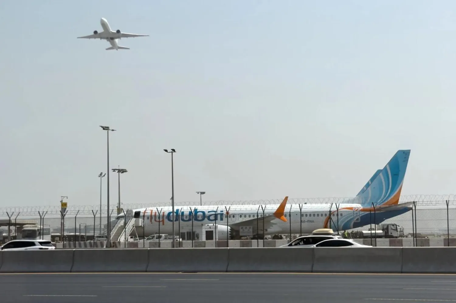 Saldırının yaşandığı BAE menşeli Flydubai firmasının birçok uçuşunda aksama sürüyor (AP)