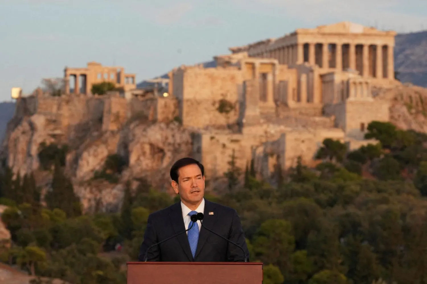 Rubio'nun demokratik değerler ve Batı medeniyletiyle ilgili mesajlar verdiği konuşması, arka planda Partenon Tapınağı'nın göründüğü antik Pniks Tepesi'nde gerçekleştirildi (Reuters)