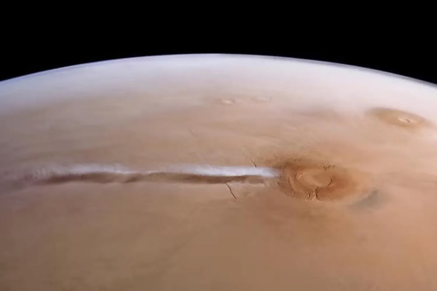 Avrupa Uzay Ajansı'nın Mars Express uzay aracından Arsia Mons Uzun Bulutu'nun görüntüsü (ESA/DLR/FU Berlin/J. Cowart)