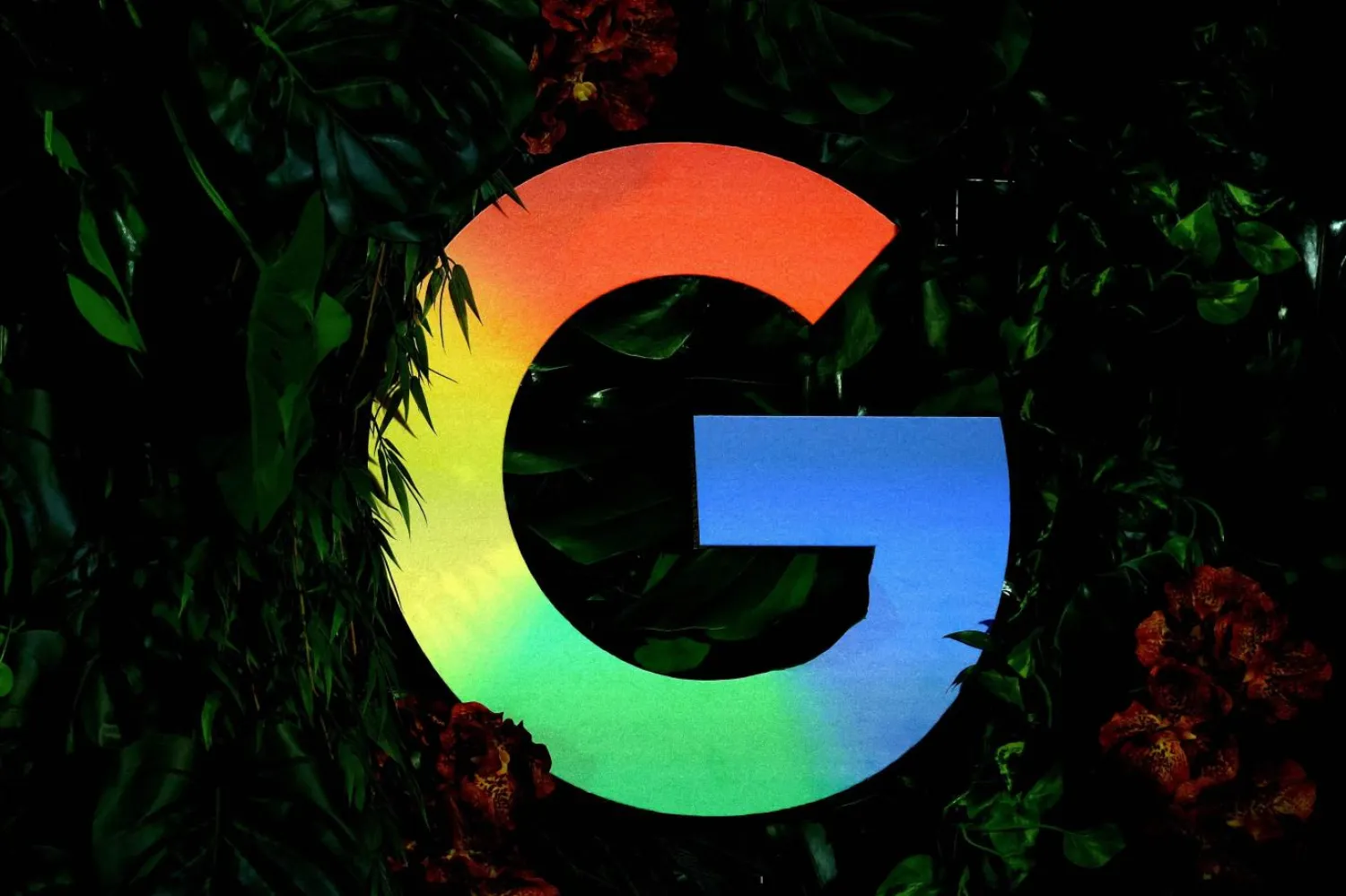 11 Kasım 2025'te Almanya'nın Berlin kentinde düzenlenen bir basın toplantısında Google logosu görülüyor (Reuters)