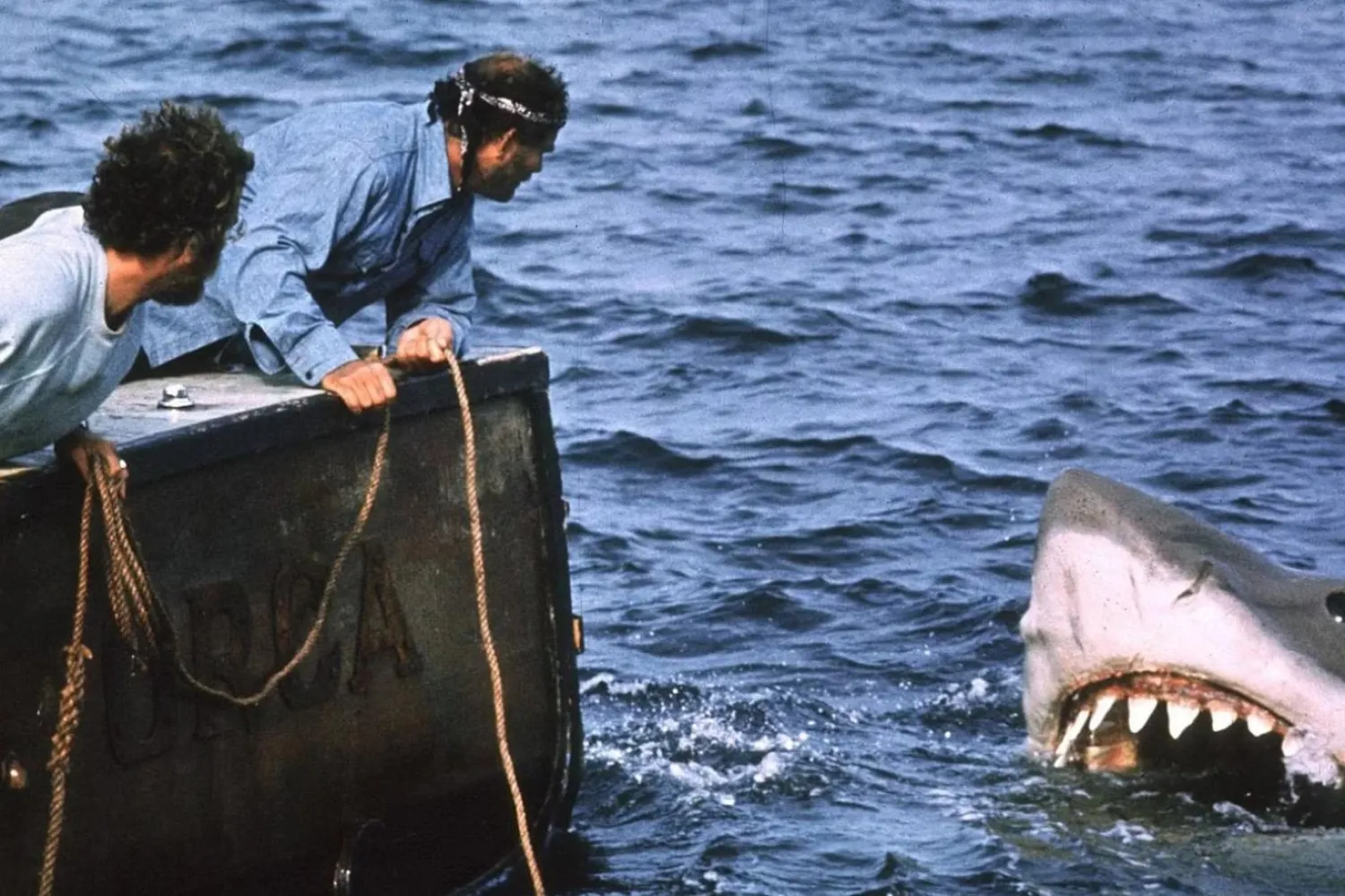 Peter Benchley'nin aynı adlı romanından uyarlanan Jaws, küçük tatil kasabası Amity'de insanlara saldıran devasa bir beyaz köpekbalığı ve onu durdurmaya çalışan üç adamın mücadelesini anlatıyordu (Universal)