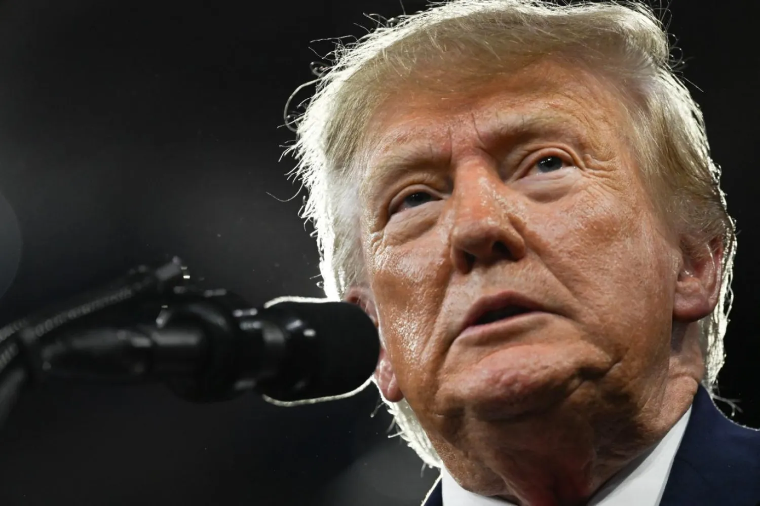 ABD Başkanı Donald Trump, kasımdaki ara seçimler öncesinde onay oranının düştüğünü gösteren anketleri "yalan" diye niteledi ve destek oranının yüzde 60'a daha yakın olduğunu iddia etti (AFP)