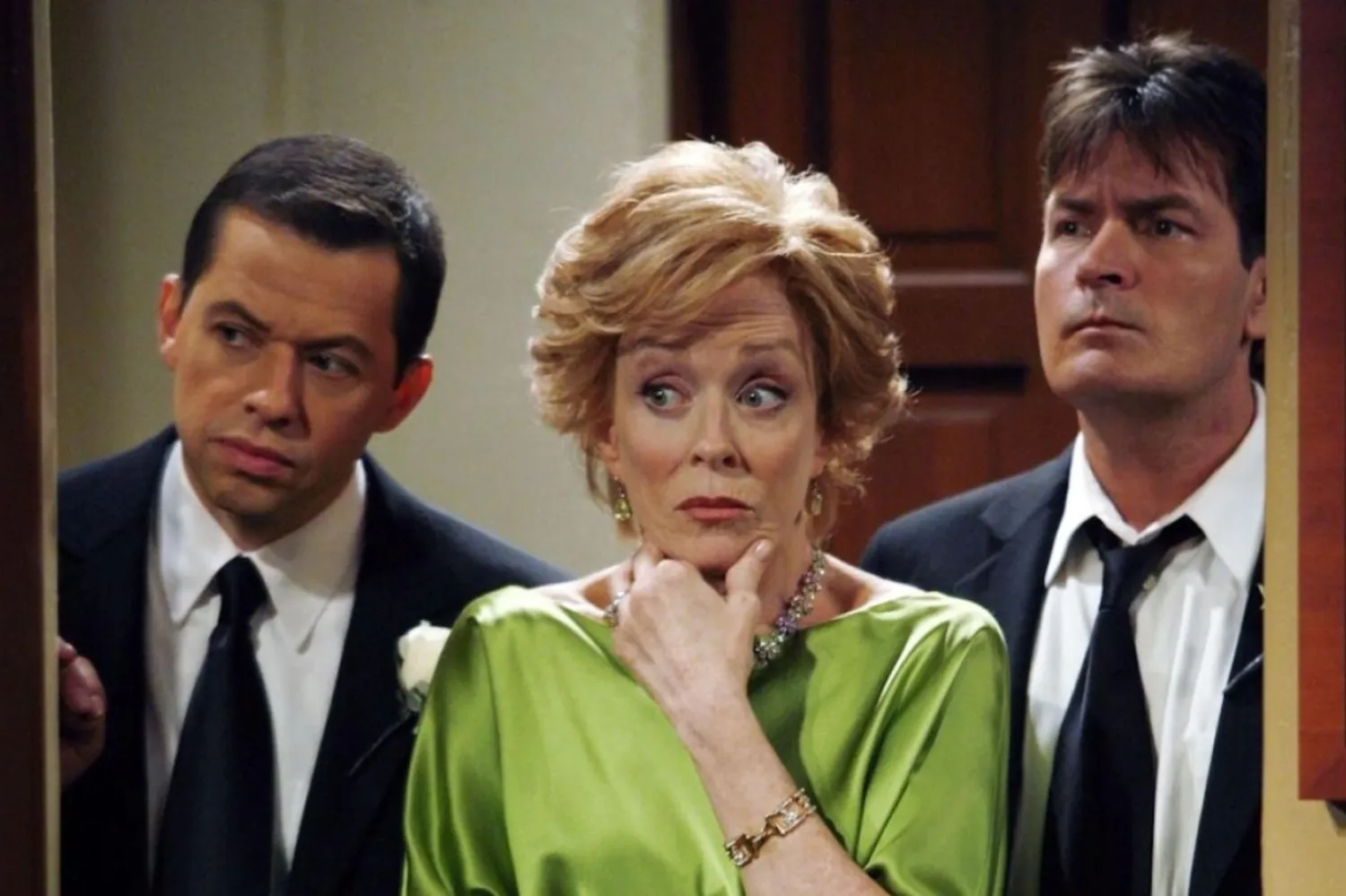 The Morning Show'la da tanınan Holland Taylor (ortada), Two and a Half Men'de Charlie (sağda) ve Alan (solda) kardeşlerin kibirli annesi Evelyn Harper'ı canlandırmıştı (CBS)