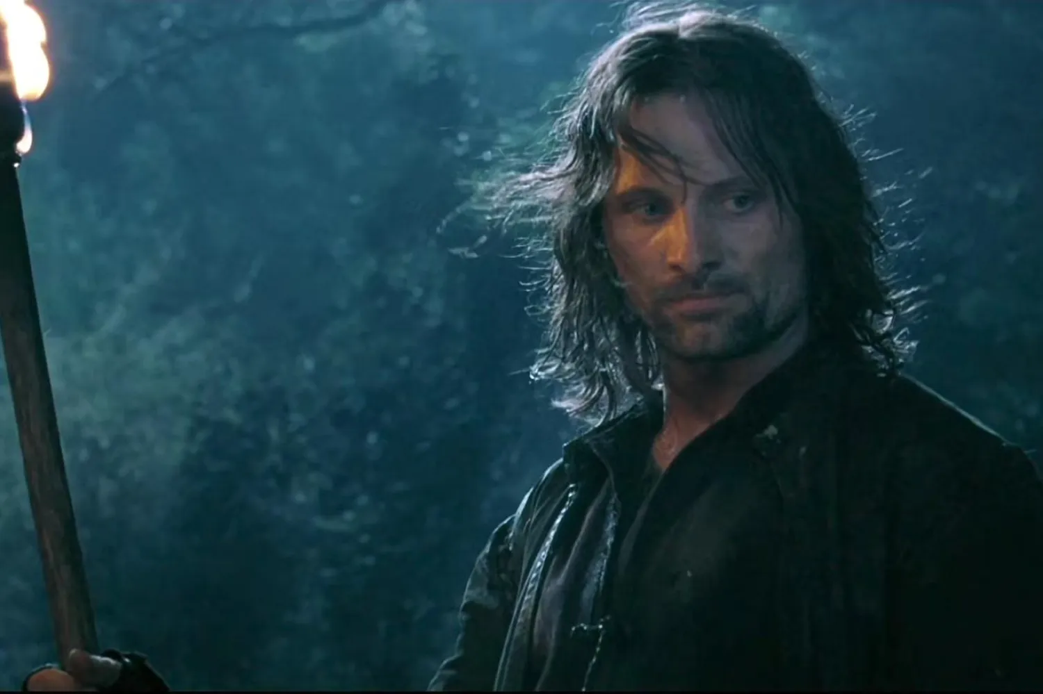 68 yaşındaki Viggo Mortensen, başlangıçta Aragorn rolüne mesafeli yaklaşsa da o dönemde 11 yaşındaki oğlu Henry'nin ısrarı ve kitapları okuması yönündeki tavsiyesi üzerine teklifi kabul etmişti (New Line Cinema)