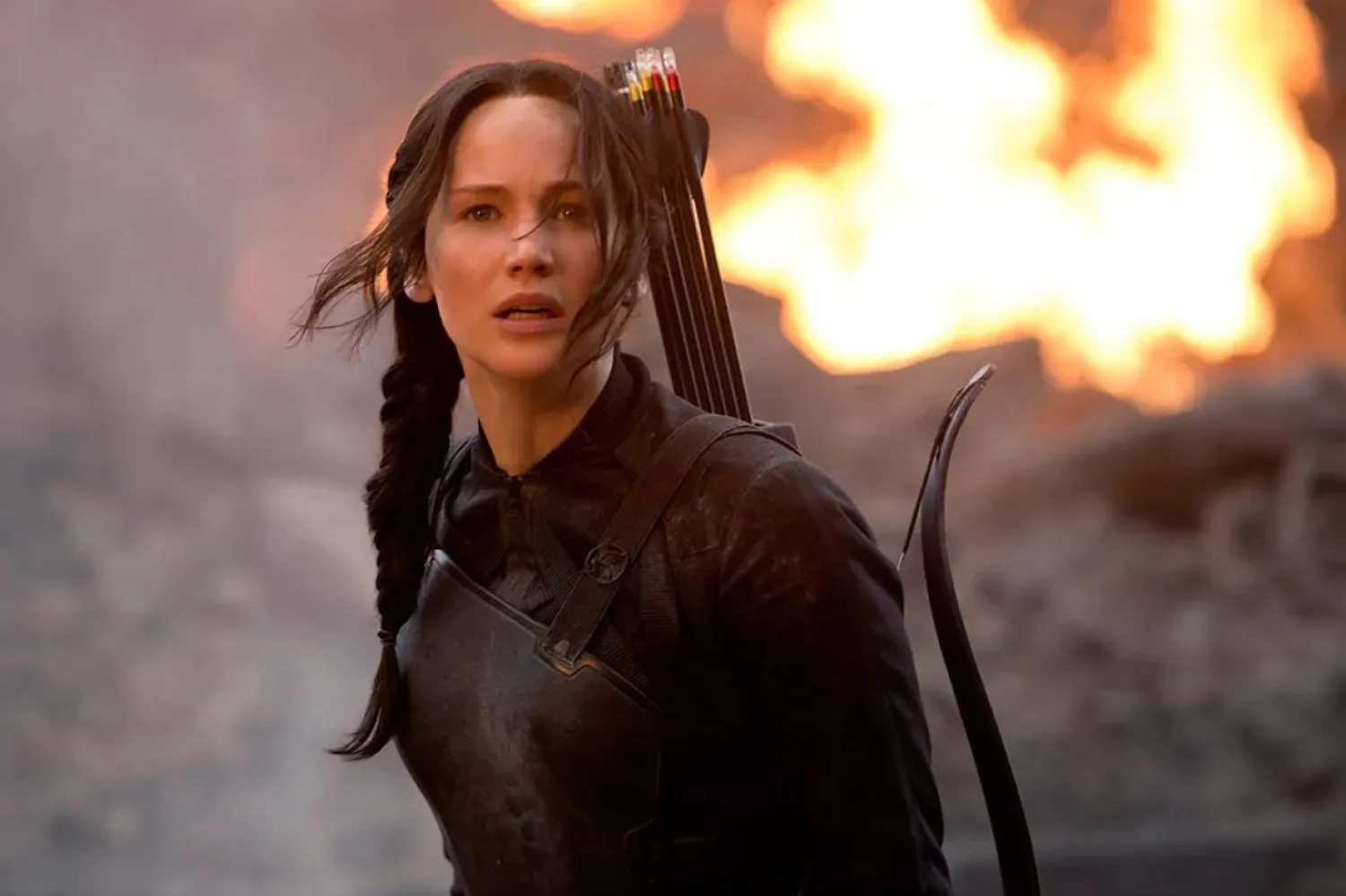 Oscar ödüllü Jennifer Lawrence, Açlık Oyunları'nda kız kardeşi için hayatta kalma mücadelesi veren 16 yaşındaki Katniss Everdeen'i canlandırmıştı (Starz Entertainment)
