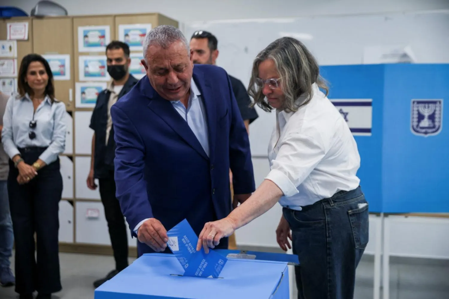 Yashar Partisi lideri Gadi Eisenkot, 27 Ekim'de Herzliya'daki bir oy verme merkezinde eşi Hannah'yla birlikte oy kullandı (Reuters)