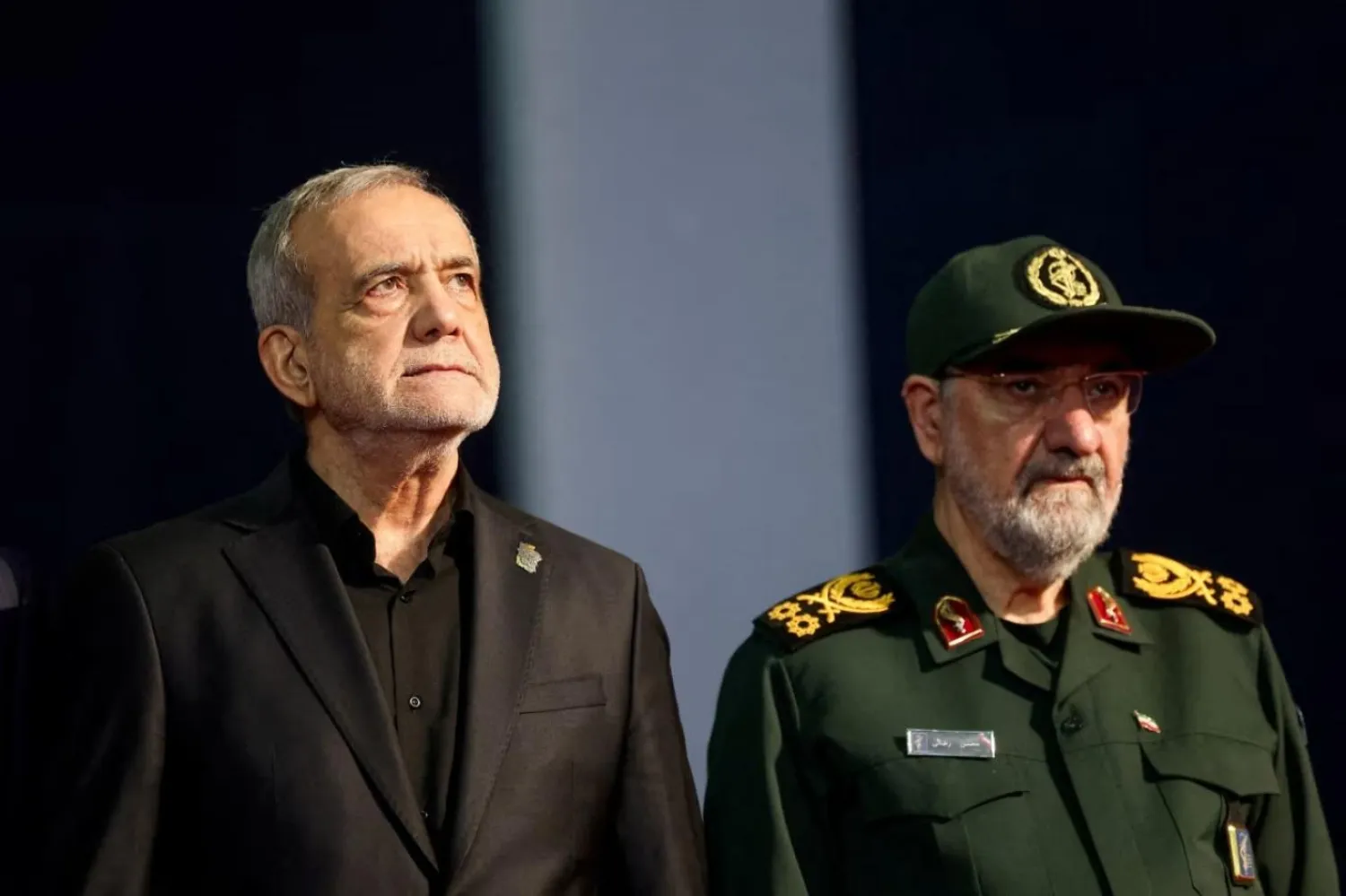 İran Cumhurbaşkanı Mesud Pezeşkiyan ve Muhsin Rızai, ABD ve İsrail'in saldırılarında öldürülen Ali Hamaney için temmuza düzenlenen cenaze törenine katılmıştı (Reuters)