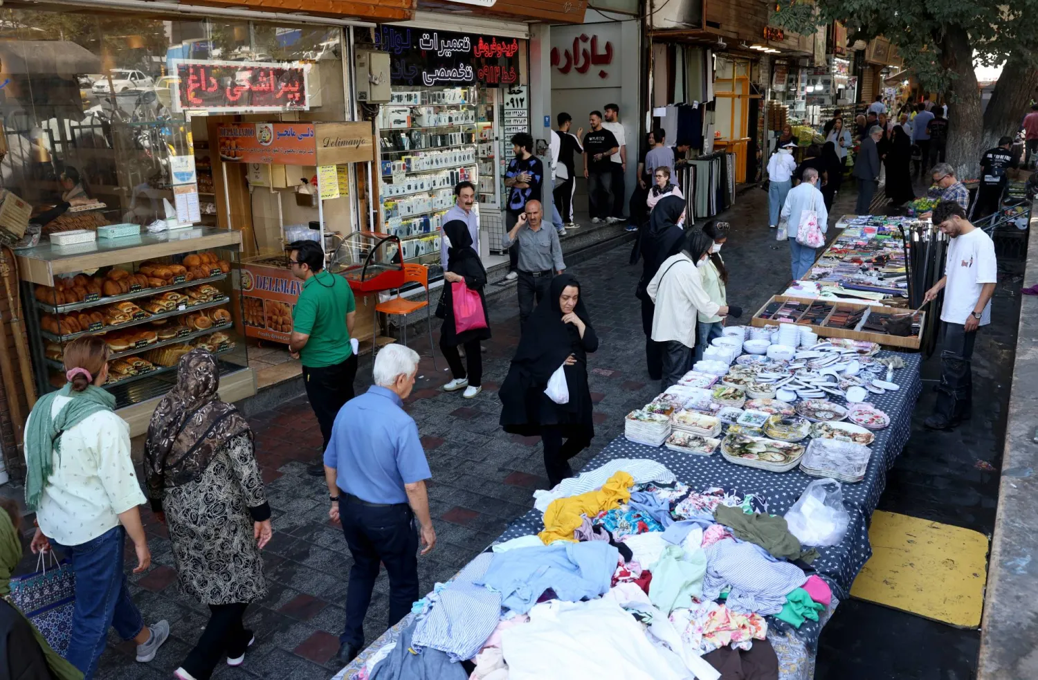 People shop at Tajrish Bazaar in northern Tehran, Iran, 30 September 2026. Iran is facing an economic crisis as the conflict between the US and Iran continues. (EPA)