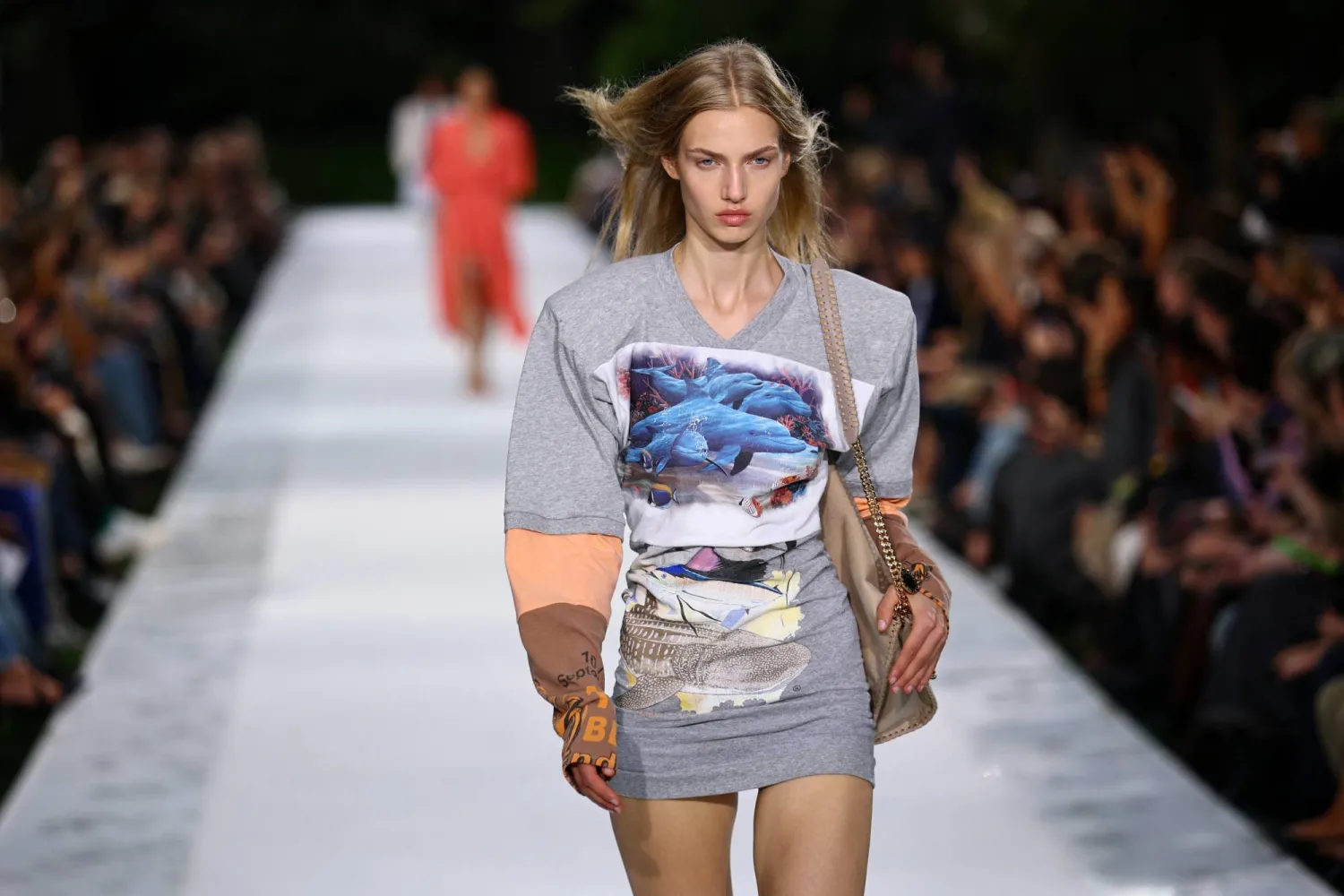  A model presents a creation by designer Stella McCartney as part of her Spring/Summer 2027 Women's ready-to-wear collection show during Paris Fashion Week in Paris, France, September 30, 2026. (Reuters)